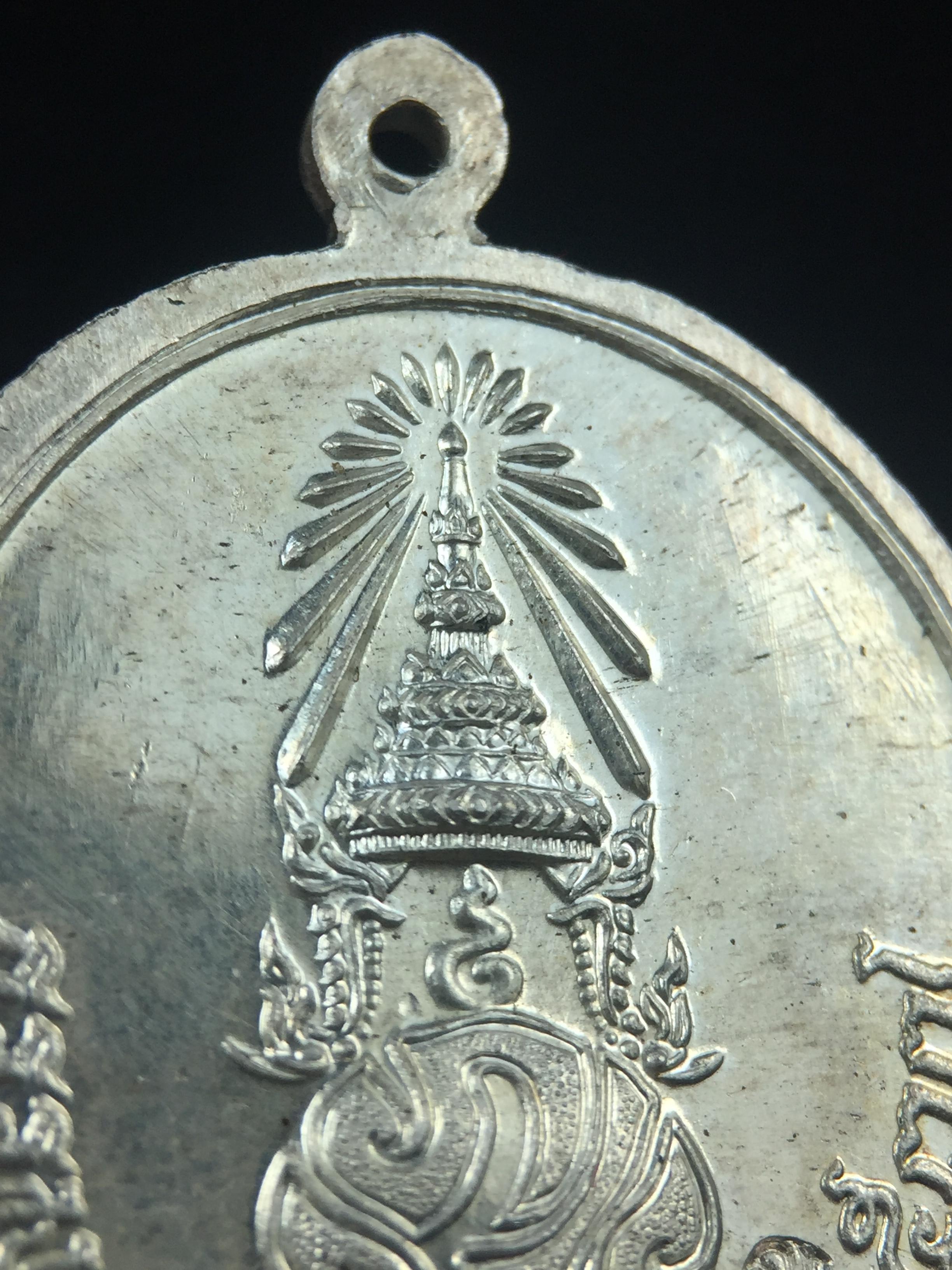 เหรียญพระพุทธสิหิงค์ ภปร. รุ่นมหาลัยธรรมศาสตร์ 60ปี พ.ศ.2537 พิมพ์ใหญ่(เนื้อเงิน+เนื้อทองแดง)ผิวเดิมๆสวยมาก(ในหลวงรัชกาลที่9เสด็จในพิธี)(พิธีใหญ่ เกจิที่มีชื่อเสียงมาร่วมปลุกเสกจำนวนมาก ชนวนมาลสารเก่าเข้มขลัง )ของดีธรรมศาสตร์ที่ศิษย์เก่าไม่ควรพลาด