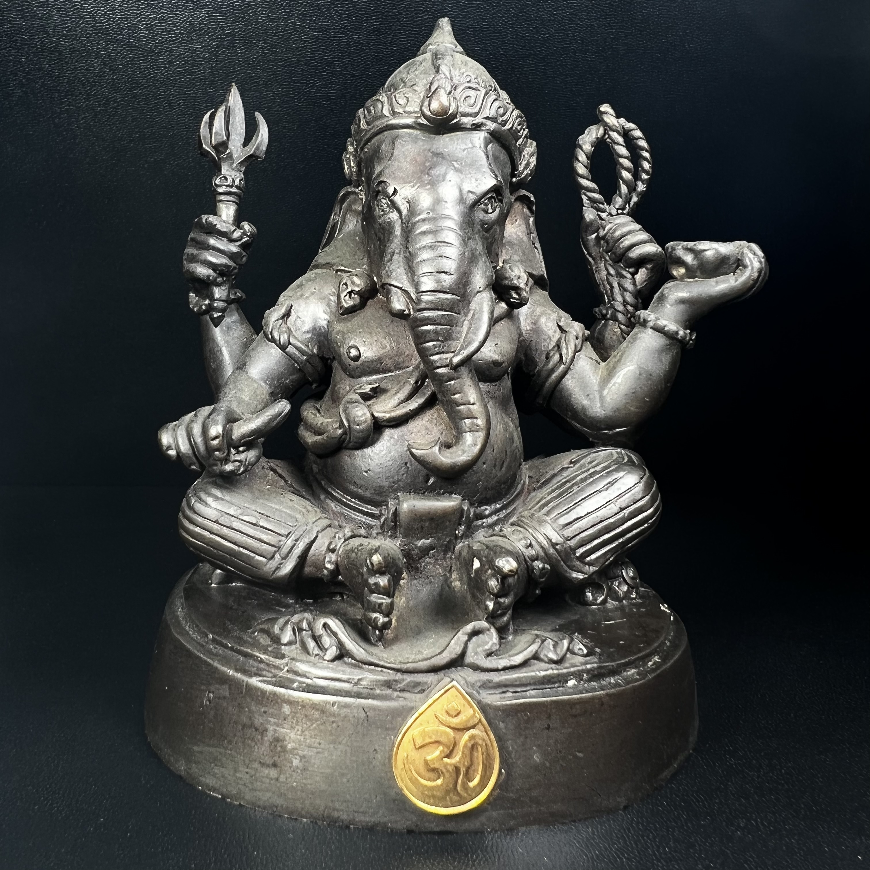 พระพิฆเนศ กรมศิลปากร ปี2547 ขนาดบูชาหน้าตัก 3 นิ้ว โลหะผสมเนื้อดี มีโค๊ดหมายเลขกำกับNo.821 (1 ใน 5000 องค์)รุ่นยอดนิยมหายาก