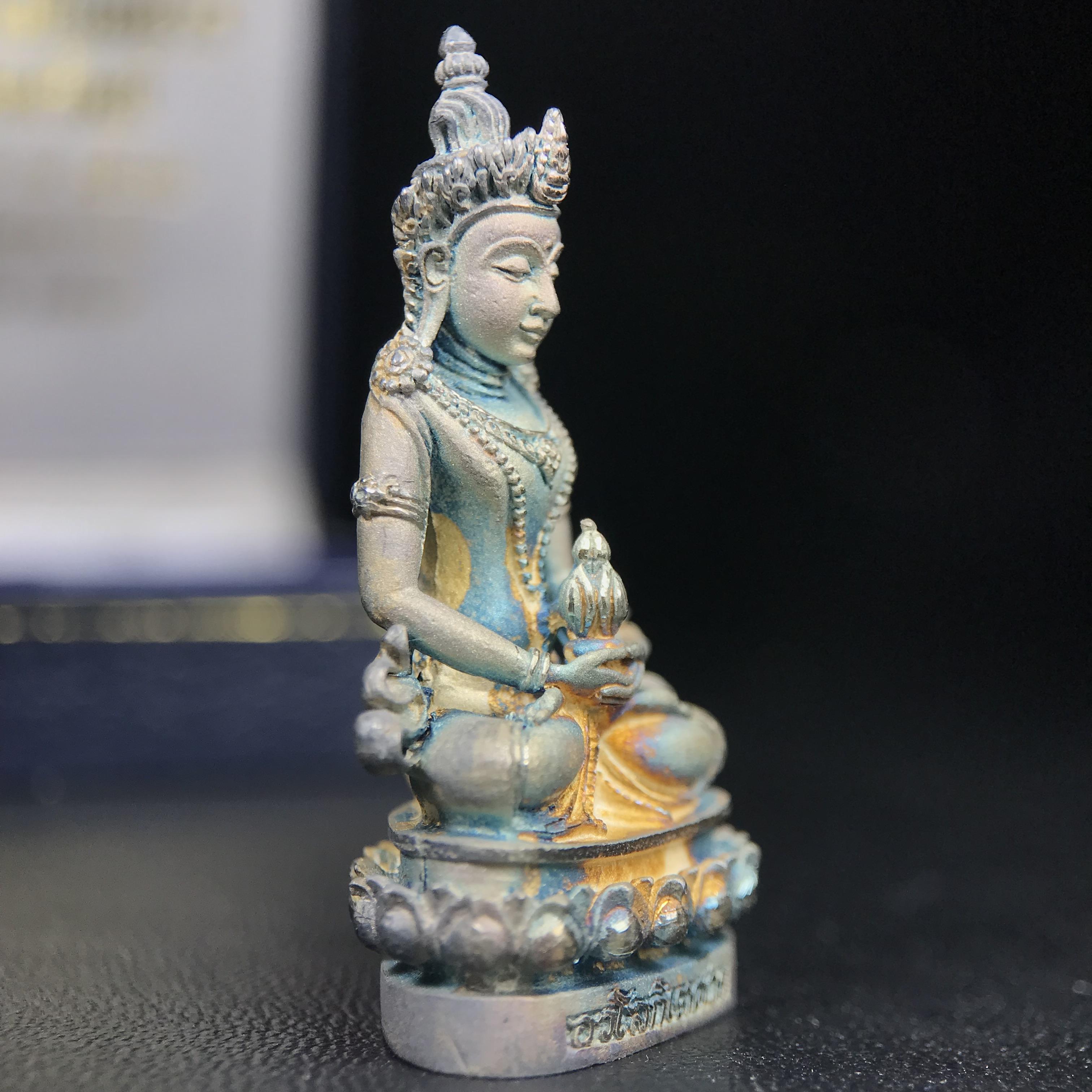 พระกริ่งอวโลกิเตศวร ( เจ้าแม่กวนอิม ) วัดโพธิ์แมนคุณาราม รุ่นอุดมโภคทรัพย์ ปี 2539 เนื้อเงินพ่นทราย(ผิวเดิม ขึ้นสีรุ้งธรรมชาติ แบบนิยม เสน่ห์ของพระเนื้อเงิน)(พร้อมกล่องบรรจุเดิม)(อีกหนึ่งรุ่นยอดนิยม พุทธศิลป์สวยงดงาม)หายาก 1 ใน 5000 องค์*องค์หมายเลข ๒๑๖๒*