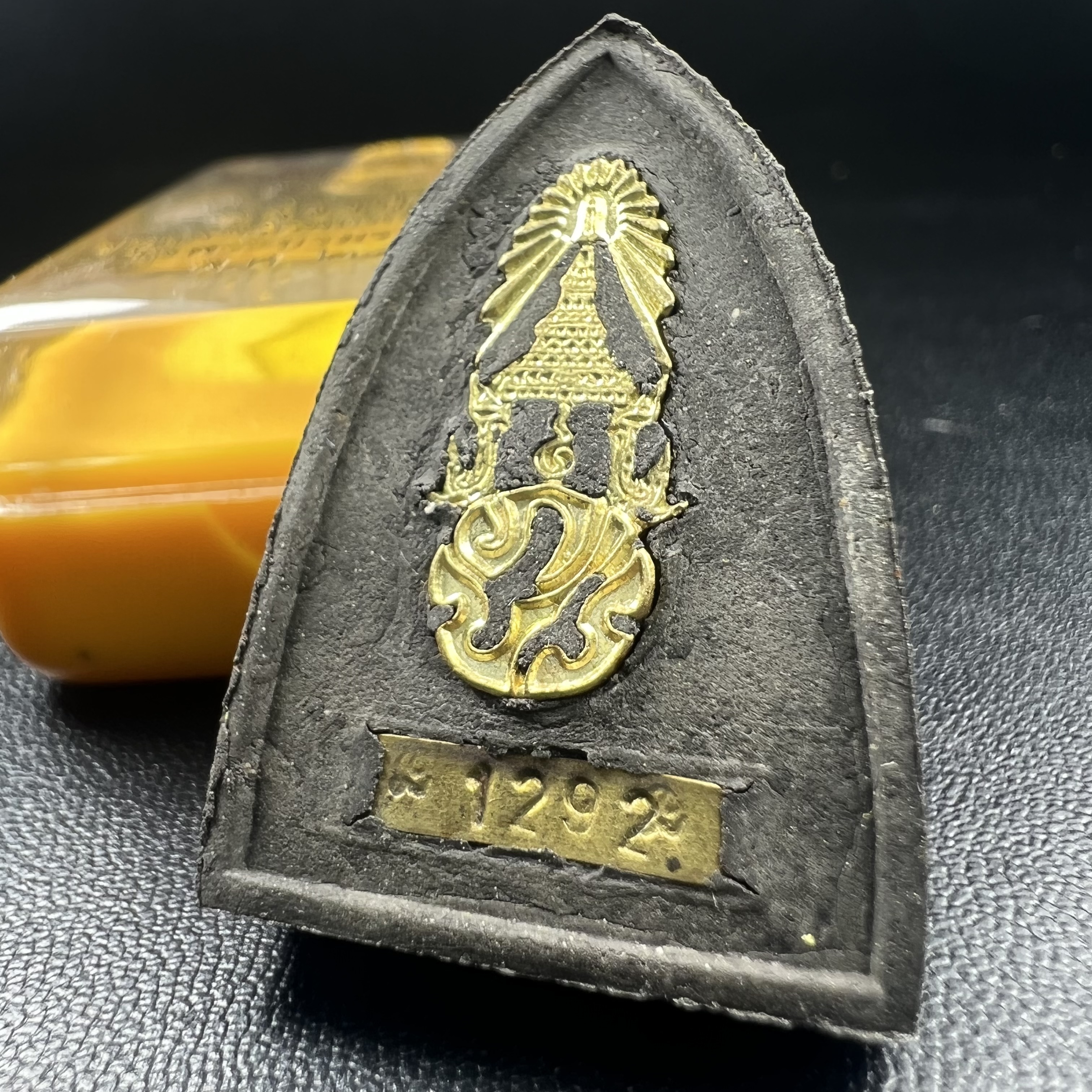 พระหลวงปู่ทวด ภปร.ปี2547 เนื้อว่าน ทรงกลีบบัว (พิมพ์เตารีด)(ชนวนเก่า)ด้านหลังมี ภ.ป.ร. เป็นโลหะผสม สูง 3.3 ซม. พร้อมกล่องบรรจุเดิม พิธีใหญ่ มวลสารดี ปลุกเสกวัดพระแก้ว