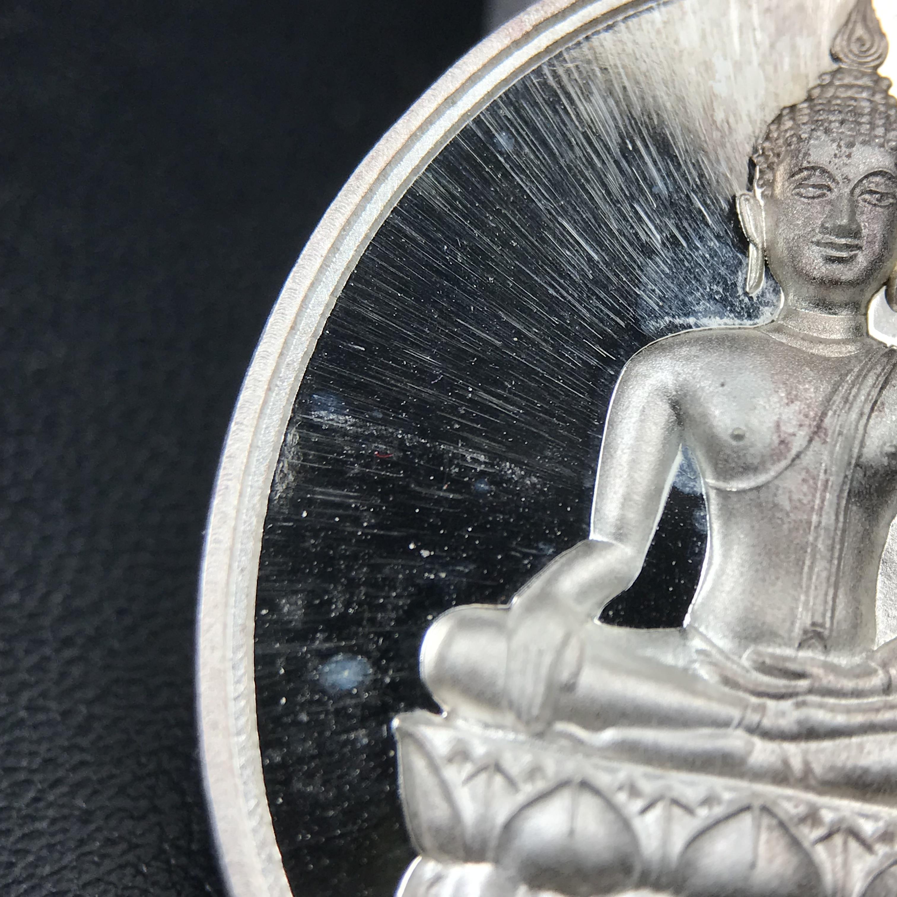 พระพุทธนวราชบพิตร ภปร. ที่ระลึก 7รอบ 84พรรษา ในหลวงรัชกาลที่ 9 วัดตรีทศเทพ จัดสร้าง พ.ศ. 2554 เหรียญเนื้อเงินสภาพสวยกล่องเดิมครบ ตอกโค๊ตและหมายเลข ๔๐๔๒ (1 ใน 9000 เหรียญ)***นิมิตหมายแห่งคุณพระรัตนตรัย และความผูกพันระหว่างพระมหากษัตริย์กับพสกนิกร***