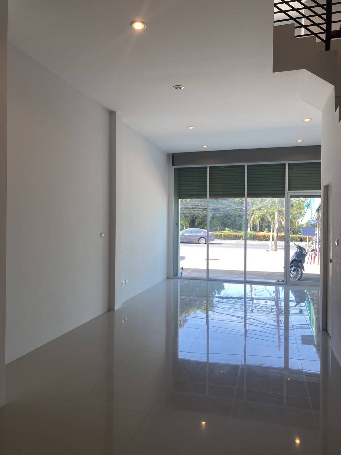 For Sales : Chaofah, 3-Storey Commercial Building, 3 Bedrooms 4 Bathrooms