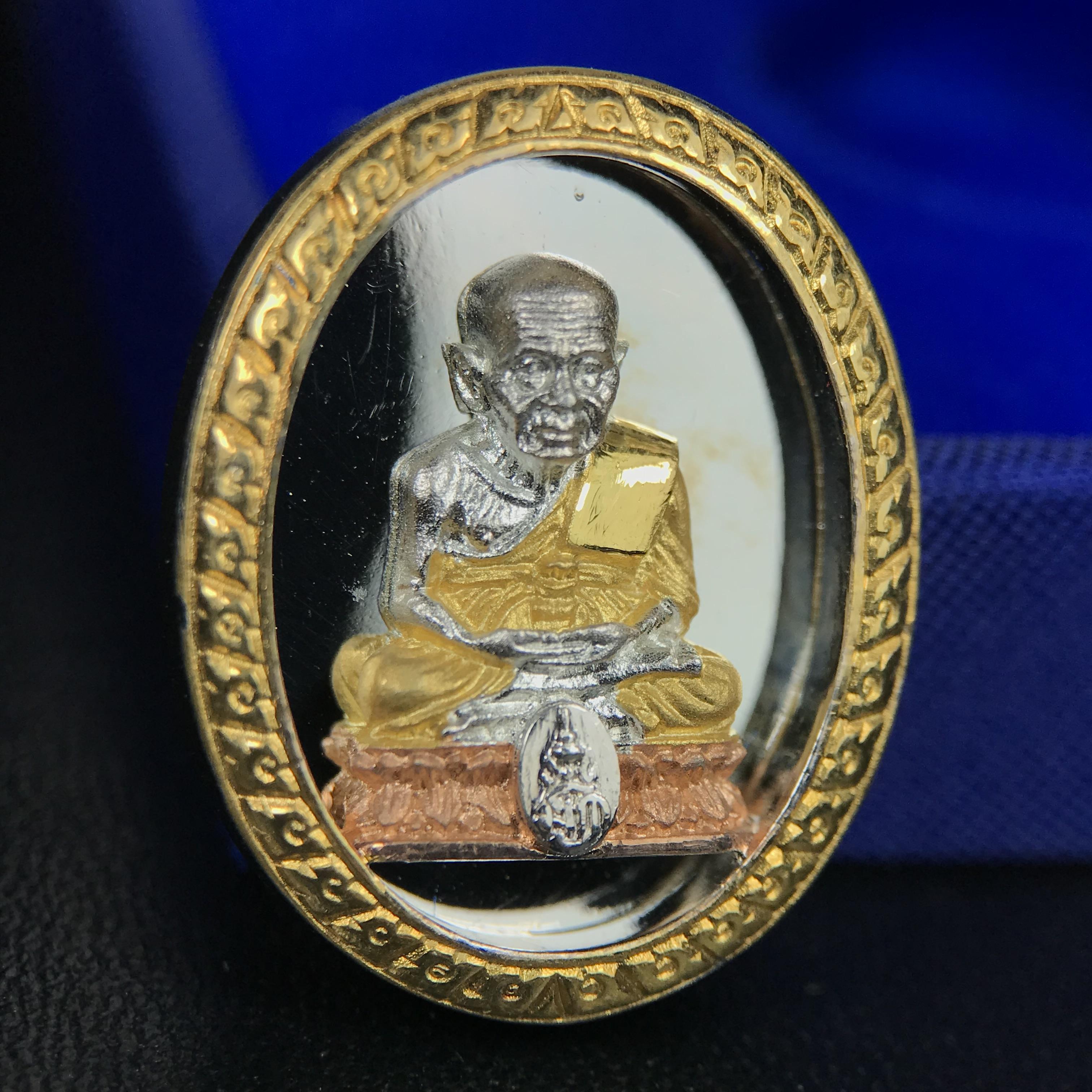 สมเด็จหลวงปู่ทวด วัดช้างให้ รุ่น เฉลิมพระเกียรติ ตราสัญลักษณ์ มวก. พิมพ์รูปไข่เนื้อเงิน-สามกษัตริย์ ปี 2544 พิธีพุทธาภิเษกใหญ่ ณ อุโบสถวัดช้างให้และอุโบสถวัดพระศรีรัตนศาสดาราม ( วัดพระแก้ว )โดยนิมนต์เกจิชื่อดังสายใต้ทั้งหมดจำนวน 108 รูป