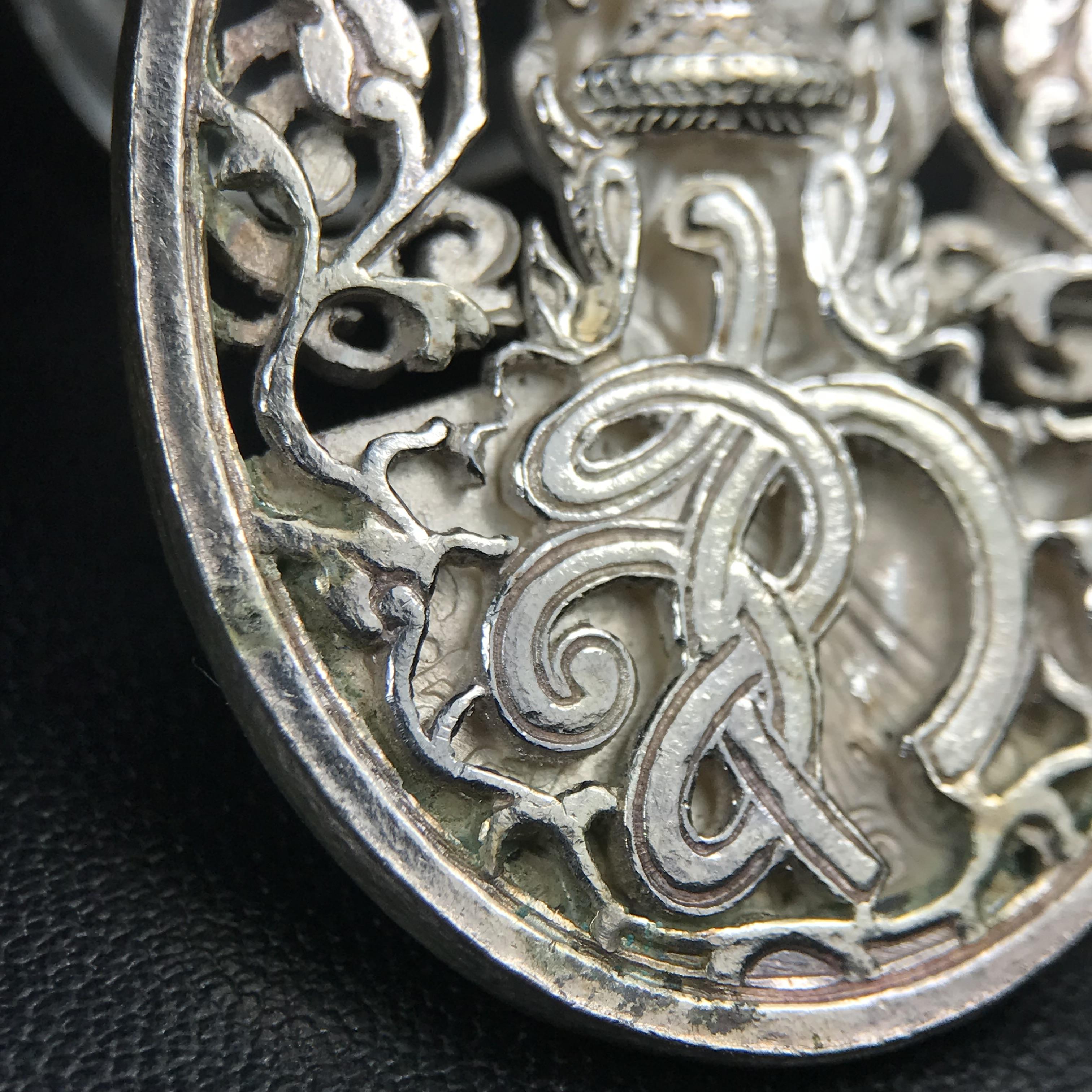 เหรียญหลวงพ่อคูณ ปริสุทโธ วัดบ้านไร่ รุ่น สก. ปี 2536 พิมพ์ลายฉลุ เนื้อเงิน(สวย งดงาม หายาก) งานมหามงคลเฉลิมพระชนมพรรษา 5 รอบ สมเด็จพระบรมราชินีนาถ จัดสร้างโดย กองพลทหารราบที่๒ ทหารเสือราชินี รักษาพระองค์ (พิธีใหญ่ ประวัติชัดเจน อีกหนึ่งรุ่นยอดนิยม)