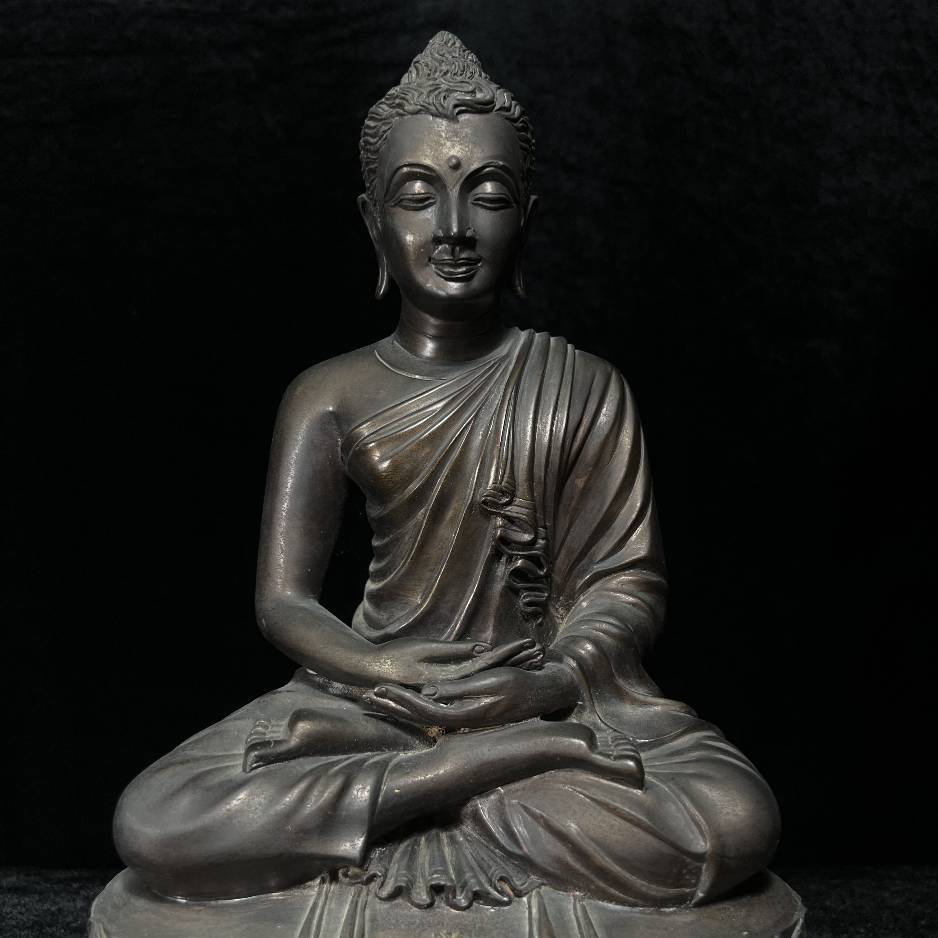 พระพุทธสิทธัตถศาสดา 100 ปี กรมบัญชีกลาง พ.ศ.2533(รุ่นแรก) เนื้อโลหะสำริด รมมันปู หน้าตัก 5.9 นิ้ว (พิธีใหญ่ ศิลป์สวย หายาก)(พระราชทานเม็ดพระธาตุ บรรจุมวลสารใต้ฐานองค์พระ)องค์หมายเลข 63(ผลรวมได้ 9 เลขมหามงคลเจริญก้าวหน้าในทุกด้าน)