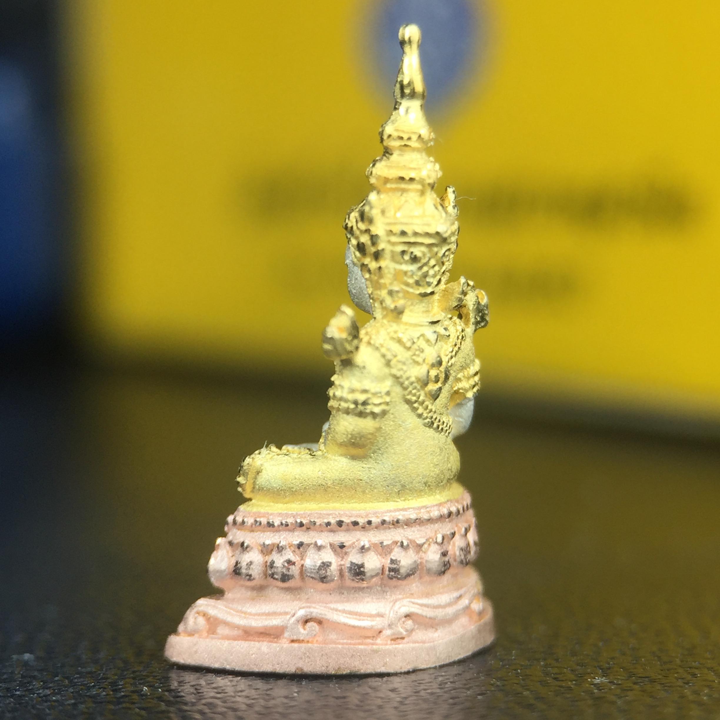 พระแก้วมรกต(จำลอง)ลอยองค์ ขนาดหน้าตัก 1/4 นิ้ว ทรงเครื่องฤดูร้อน เนื้อเงินสามกษัตริย์ ตราสัญลักษณ์ฉลองสิริราชสมบัติครบ 60 ปี พ.ศ.2549(สภาพสวย ครบ สมบูรณ์)