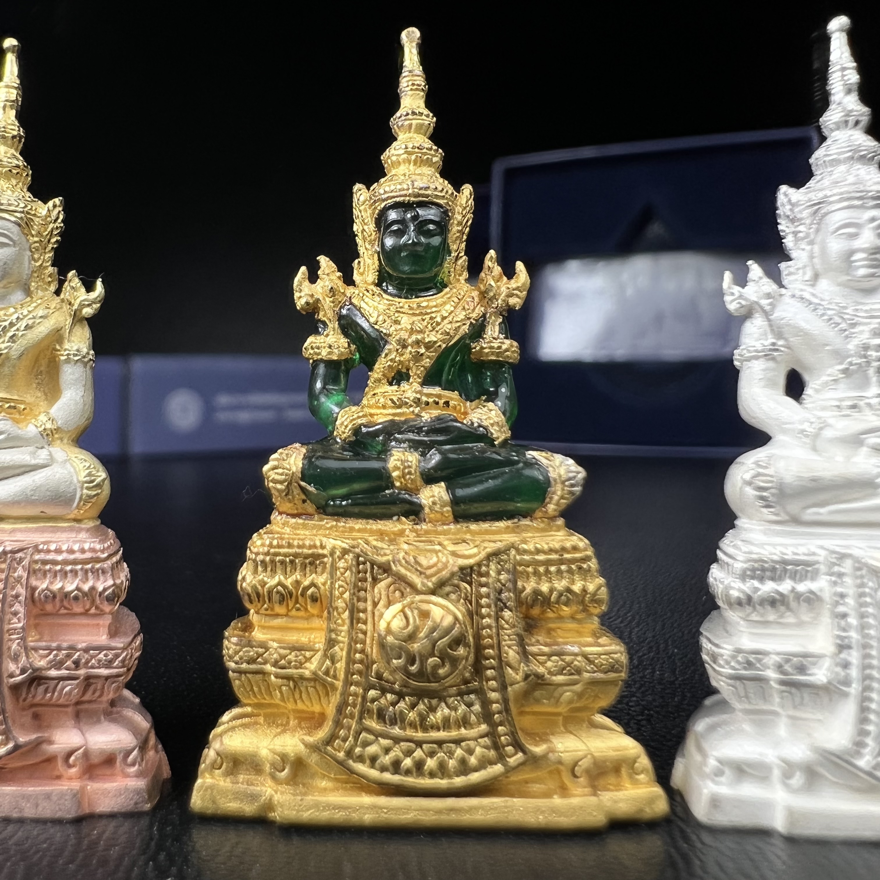 พระแก้วมรกต ภปร. จัดสร้างโดย รพ.ภูมิพลฯ ปี2547 ลอยองค์ขนาดหน้าตัก 1/2 นิ้ว (เนื้อเรซิ่นหุ้มทองคำ99.99%+เนื้อเงิน+เนื้อเงินสามกษัตริย์)(1ชุด 3 องค์)งดงามทรงคุณค่าอีกหนึ่งรุ่นยอดนิยม หายาก