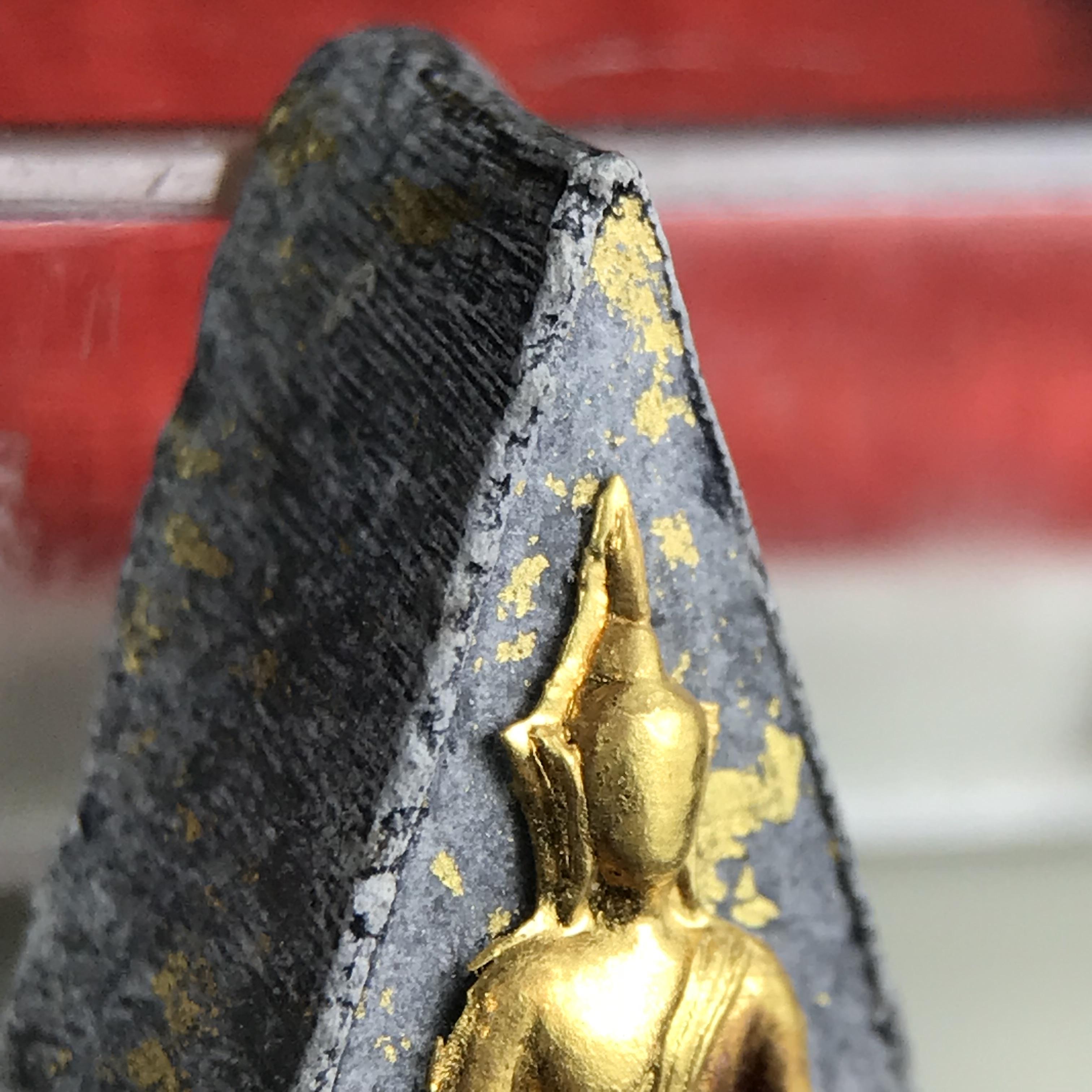 พระกำลังแผ่นดิน พระราชทาน วัดบวรนิเวศวิหาร ปี 2539 พิมพ์เล็กหน้ากากทองคำ (ในหลวง รัชกาลที่ 9 พระราชทานมวลสารจิตรลดา)นิยมหายาก