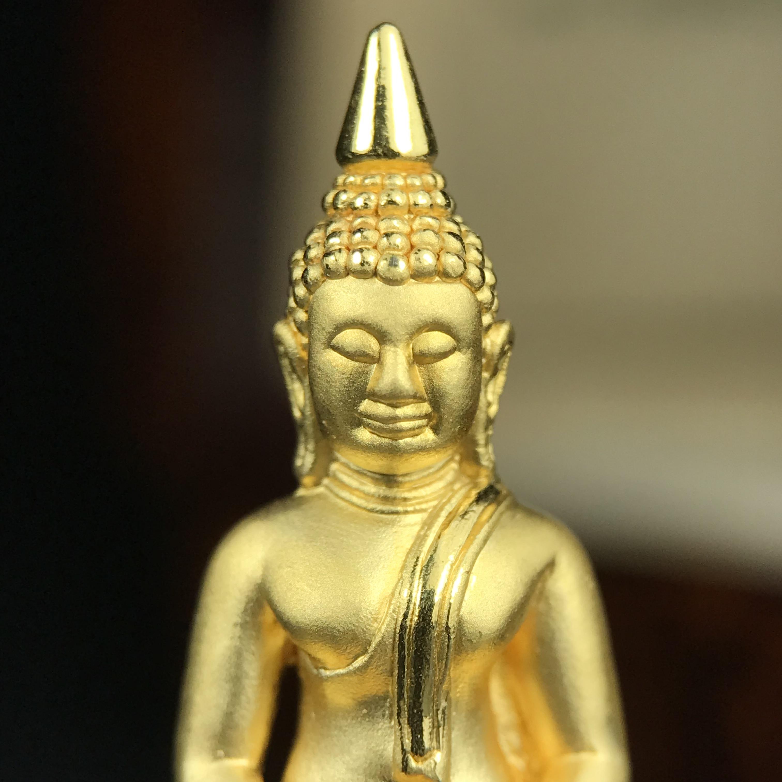 พระพุทธโสธร รุ่นสร้างอุโบสถหลังใหม่ พิธีพุทธาภิเษก ณ อุโบสถวัดโสธรวรารามวรวิหาร 18 พฤศจิกายน พ.ศ.2542 เนื้อสามกษัตริย์ องค์พระทองคำแท้ ฐานนาก ผ้าทิพย์ประดับเพชรแท้ หนักรวม 6.82g ขนาด 2.5x3.5 ซม.(องค์หมายเลข ๒๔๘)(พุธศิลป์สุดงดงาม อีกหนึ่งรุ่นยอดนิยม)หายาก