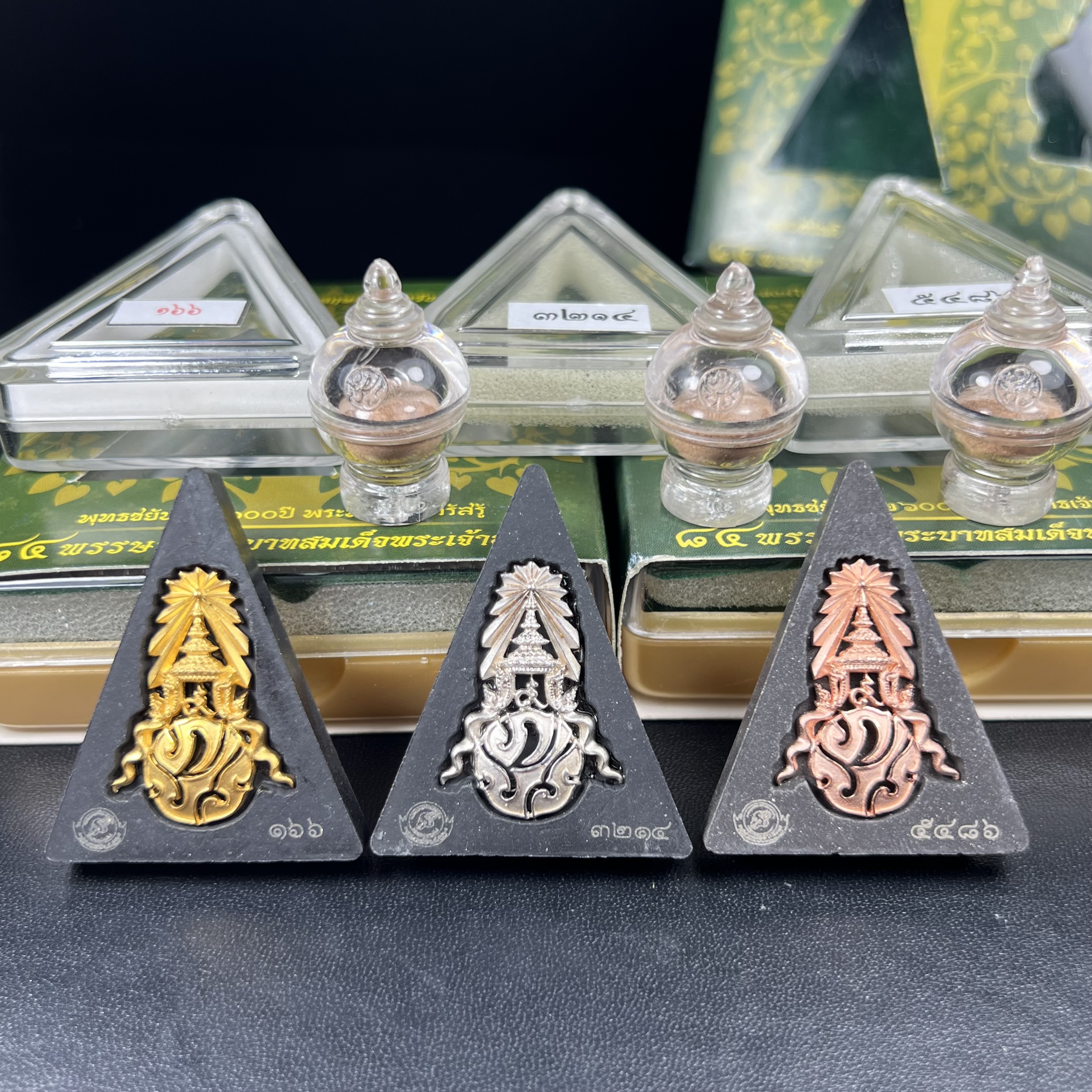 พระพุทธชินราช(จำลอง)ภปร. 84พรรษา เนื้อผงปิดทองด้านหน้า หลัง ภ.ป.ร. เนื้อทองคำ+เนื้อเงินชุบทองคำขาว+เนื้อทองแดง(1ชุด 3องค์)(พระราชทานมวลสาร จิตรลดาและเส้นพระเจ้า(เส้นผม)ในหลวงรัชกาลที่9)พุทธศิลป์ทรงคุณค่าอีกหนึ่งรุ่นยอดนิยม