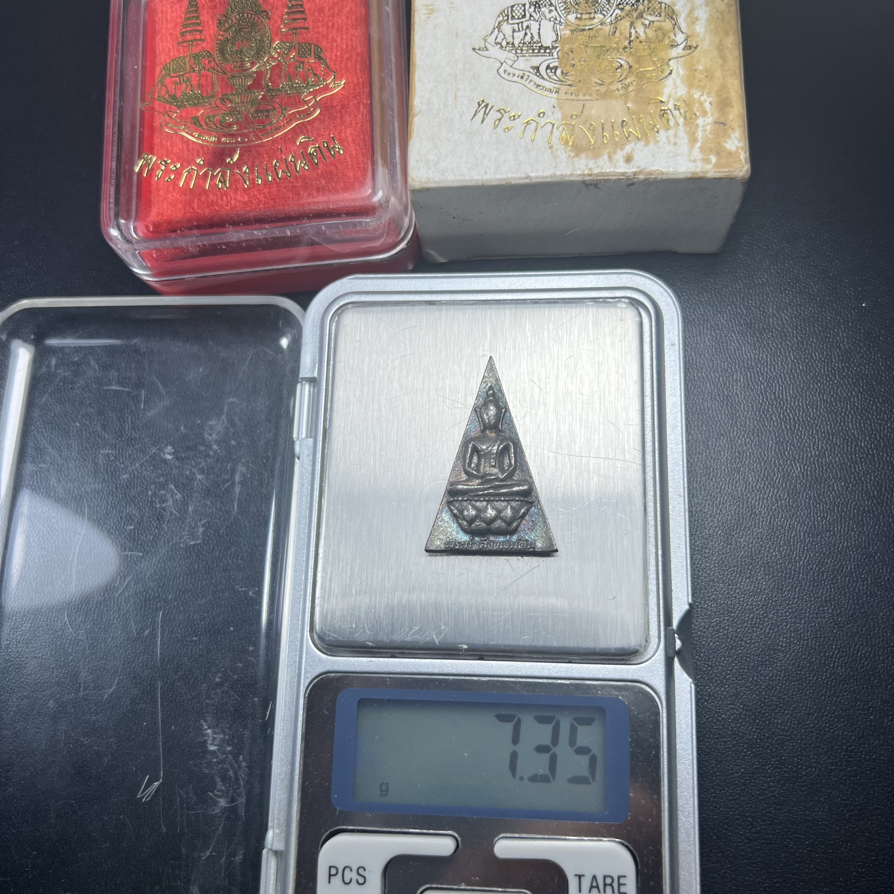 พระกำลังแผ่นดิน (สมเด็จจิตรลดา2) จัดสร้างเฉลิมพระเกียรติ ร.9 ครองราชย์ 50 ปี 2539 เนื้อนวโลหะ+เนื้อนวโลหะ(1ชุดรวม2องค์)(สร้างน้อยหายาก)พร้อมกล่องบรรจุเดิมครบสมบูรณ์(1ใน2539องค์)