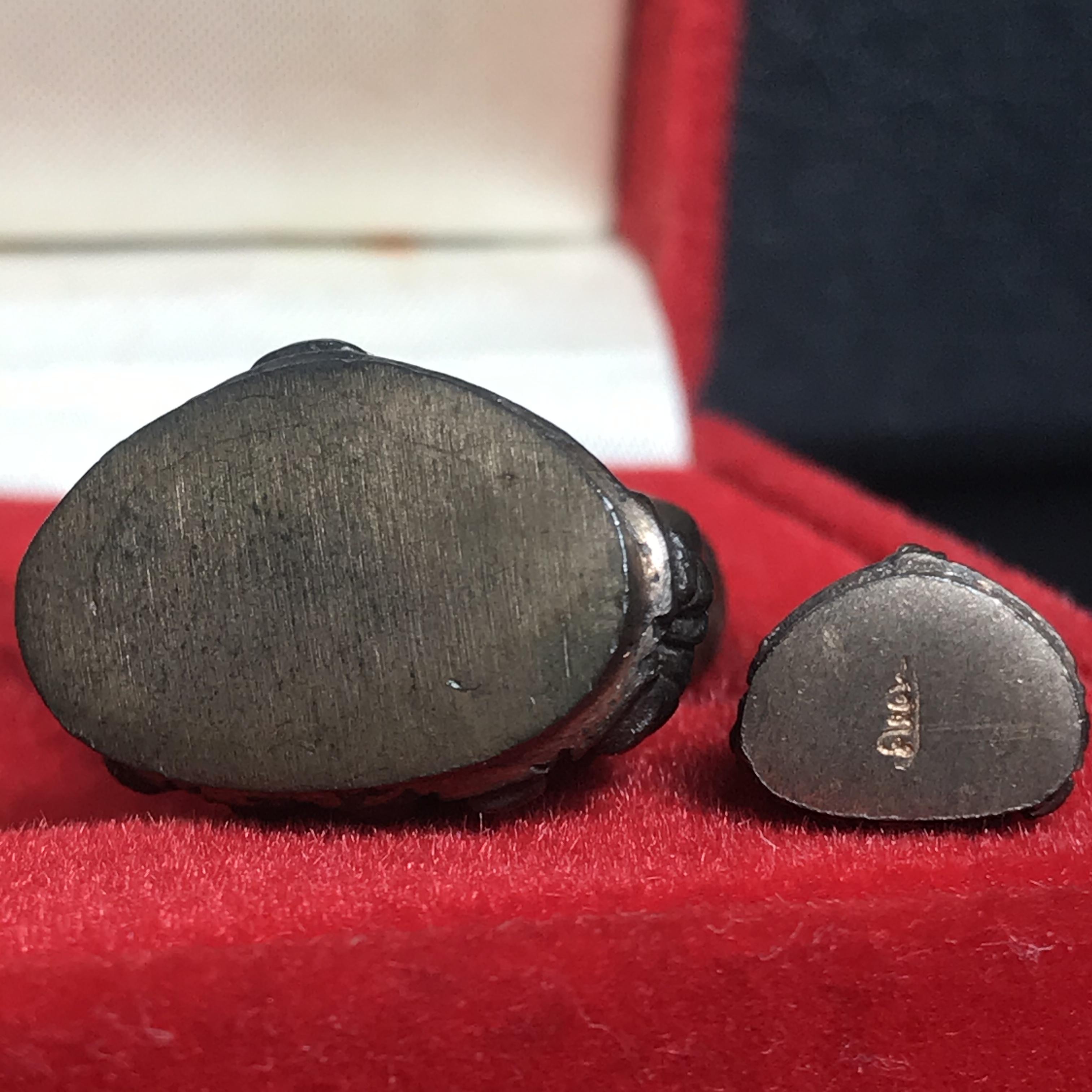 พระกริ่ง-พระชัยวัฒน์ ปวเรศ ปี2530 วัดบวรนิเวศราชวรวิหาร(ในหลวง ร.9 เสด็จเททอง)(บรรจุเส้นเกศาในหลวงรัชกาลที่9)พร้อมสูจิบัตรเดิมตอนจัดสร้าง(สภาพสวยครบสมบูรณ์))