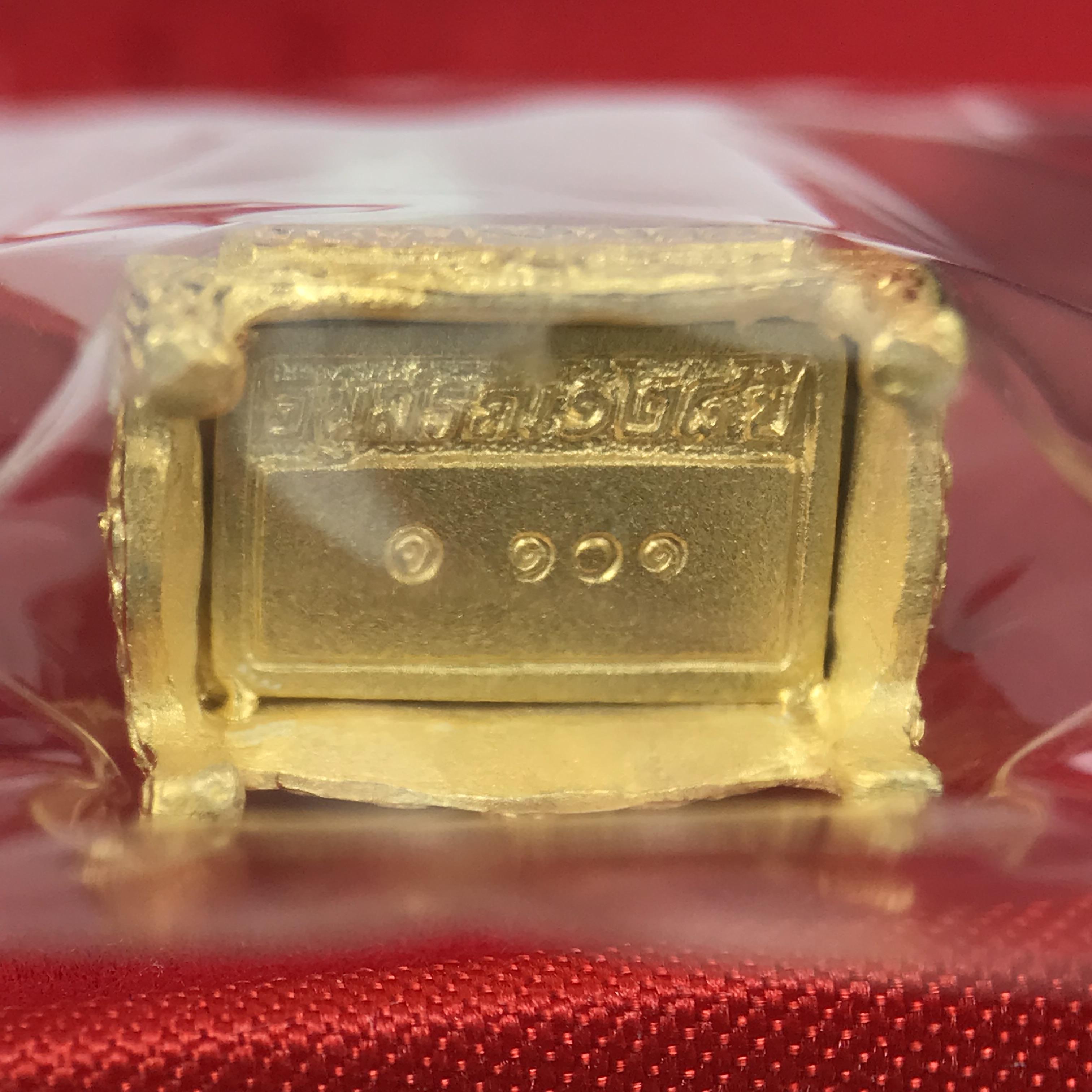 สมเด็จพุฒาจารย์ (โต พรหมรังสี) อนุสรณ์ 128 ปี สมเด็จพระญาณสังวร สมเด็จพระสังฆราช ทรงเมตตาอธิฐานจิต ปี 2543 มหาพุทธาภิเษก 3วาระ รูปเหมือนลอยองค์พิมพ์ใหญ่เนื้อเงินสามกษัตริย์ ขนาด 1.5 x 2.5 ซม. ทรงคุณค่าทั้งด้านความงานด้านพุทธศิลป์ และพุทธคุณ