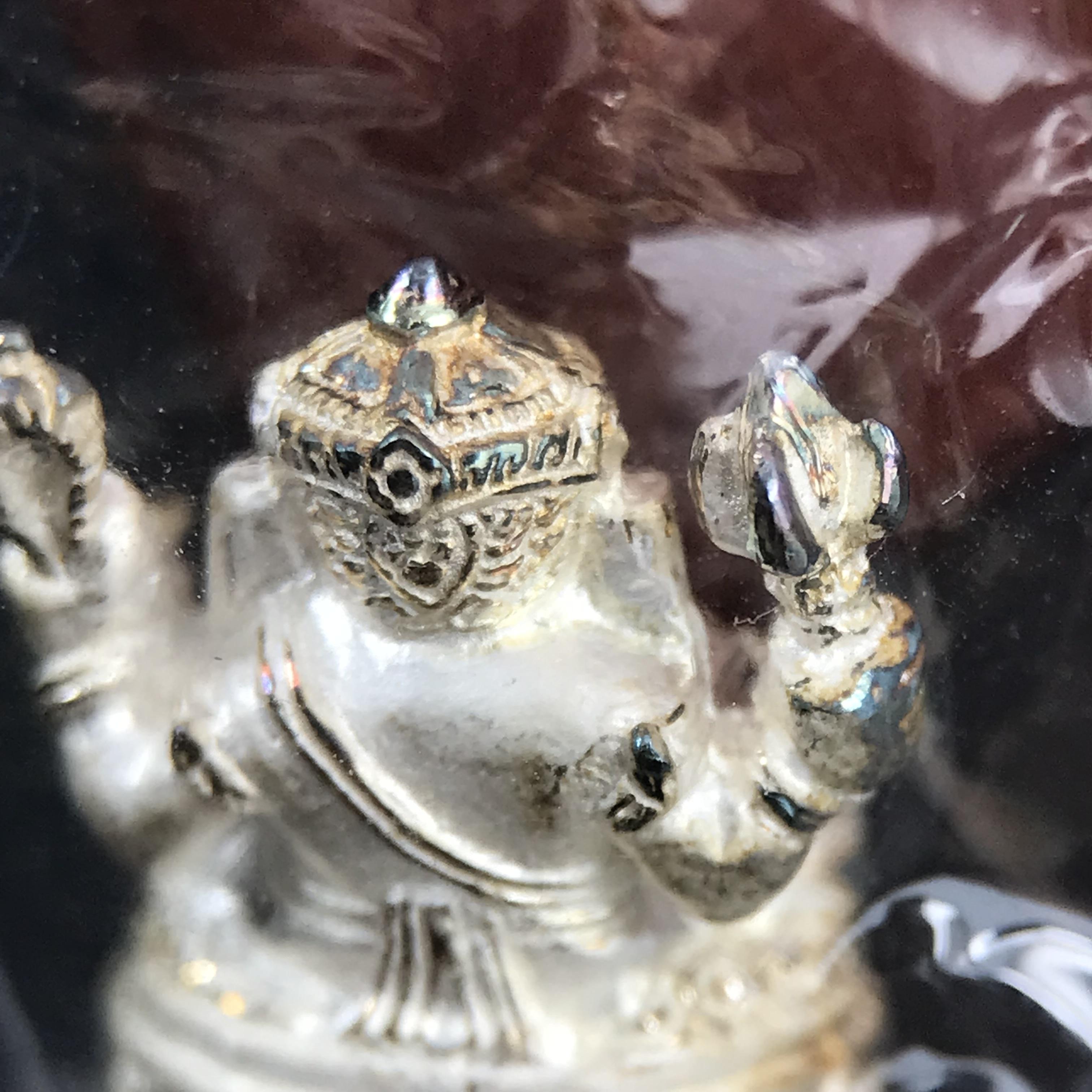 พระพิฆเนศ พิมพ์ลอยองค์ รุ่นแรก กรมศิลปากร ปี 2540 เนื้อเงิน ผิวเดิมติดรุ้งๆ(ซีนซองเดิมพร้อมกล่องไม้และกล่องกระดาษครบชุด)พิธีใหญ่ เข้มขลัง มวลสารศักดิ์สิทธิ์ (เทพเจ้าแห่งความสำเร็จและศิลปวิทยาการ)ยอดนิยมหายาก