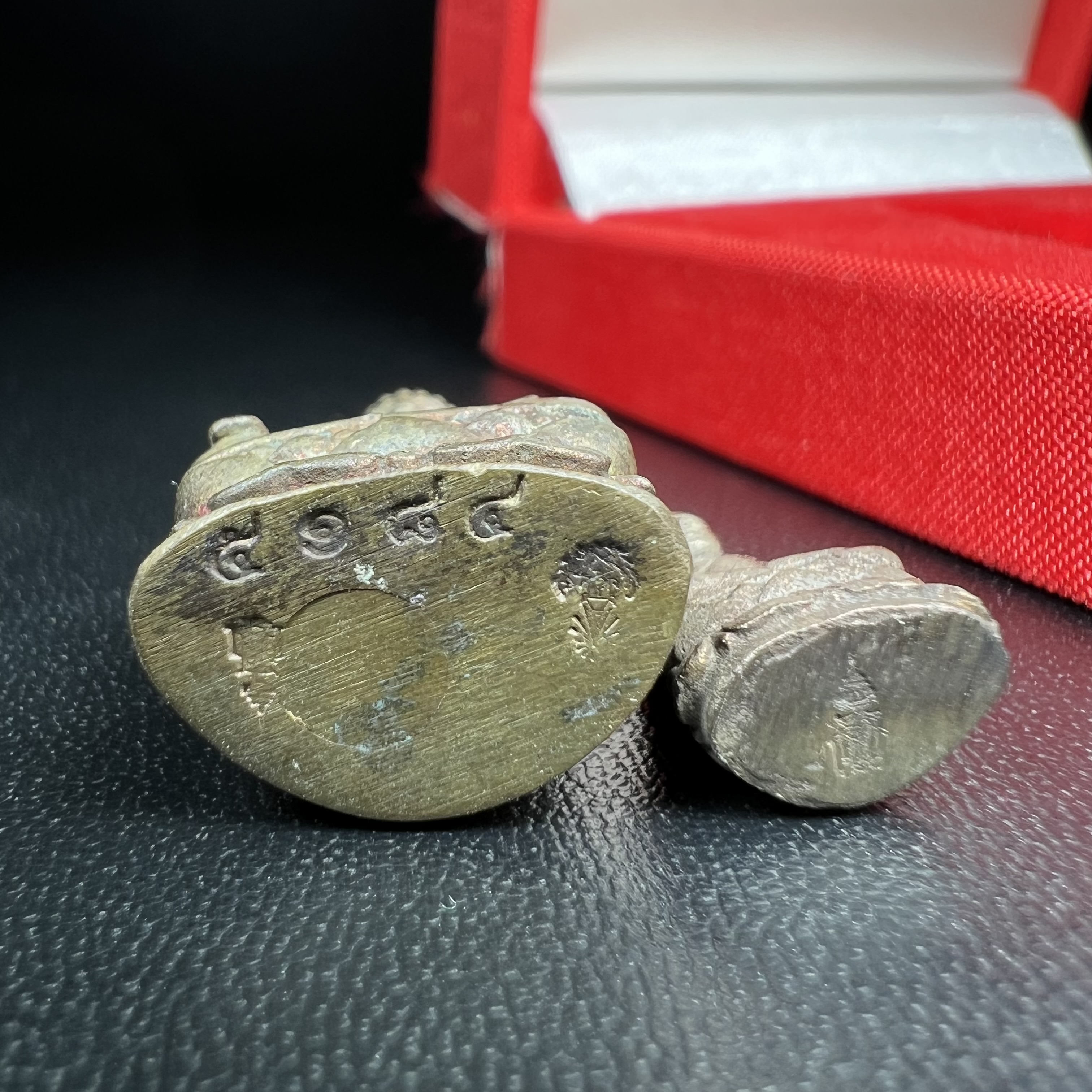 พระกริ่ง-พระชัยวัฒน์ ไพรีพินาศ วัดบวรนิเวศวิหาร ปี 2544 เนื้อสัมฤทธิ์ พิธีดีเยี่ยม สมเด็จพระญาณสังวร พระสังฆราช เสด็จจุดเทียนชัยและทรงอธิษฐานจิตด้วยพระองค์เอง(พิธีใหญ่นิยม)(1ใน9989องค์)