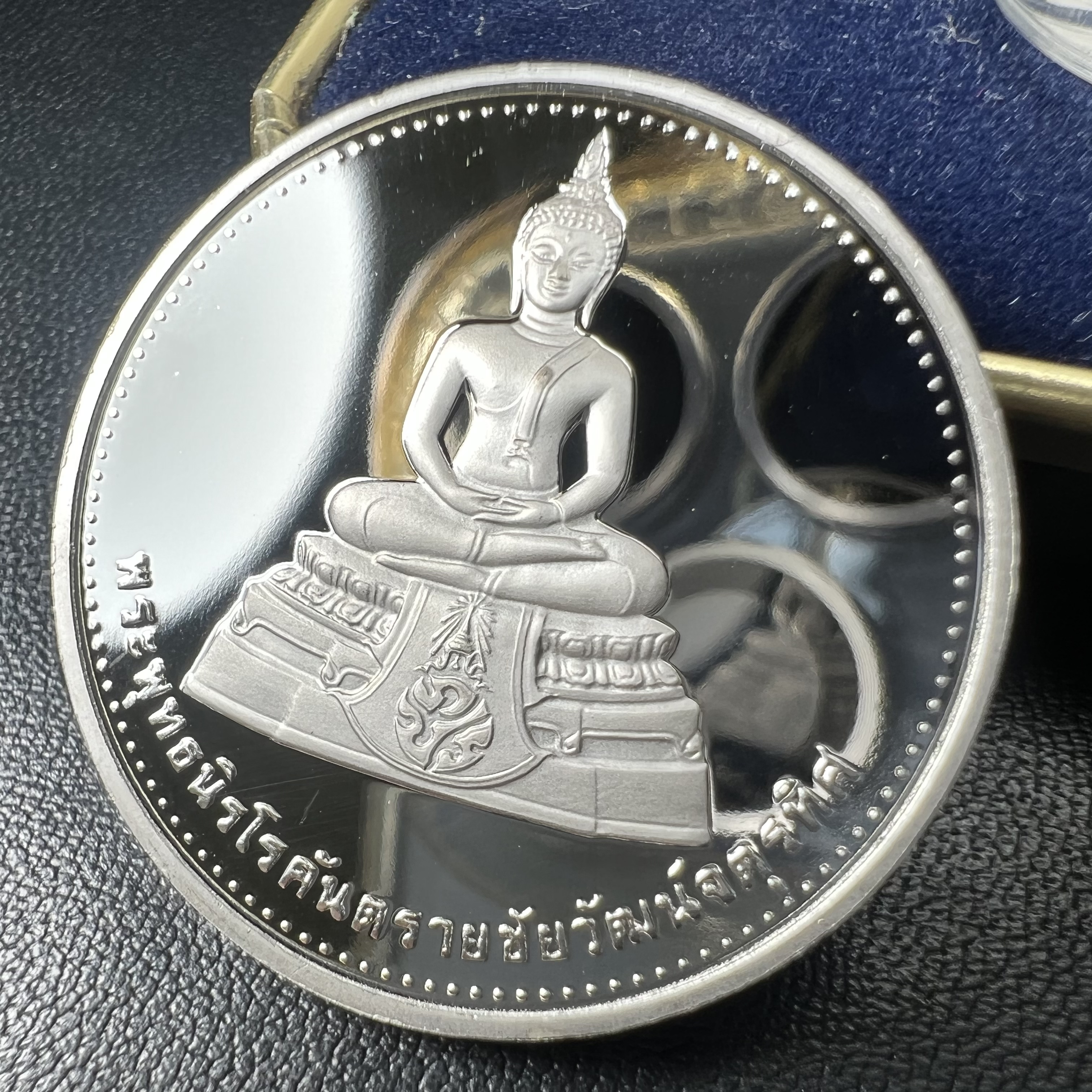 เหรียญพระพุทธนิรโรคันตรายชัยวัฒน์จตุรทิศ ภปร. วัดมงคลชัยพัฒนา จ.สระบุรี ปี2539 จัดสร้างโดย มูลนิธิชัยพัฒนา เนื้อเงินขัดเงา พิมพ์ใหญ่ ขนาด 3 ซม.มหาพุทธาภิเษก ณ.วัดพระศรีรัตนศาสดาราม(วัดพระแก้ว)ในพระบรมมหาราชวัง พ.ศ.2539พร้อมกล่องบรรจุเดิม สภาพสวย