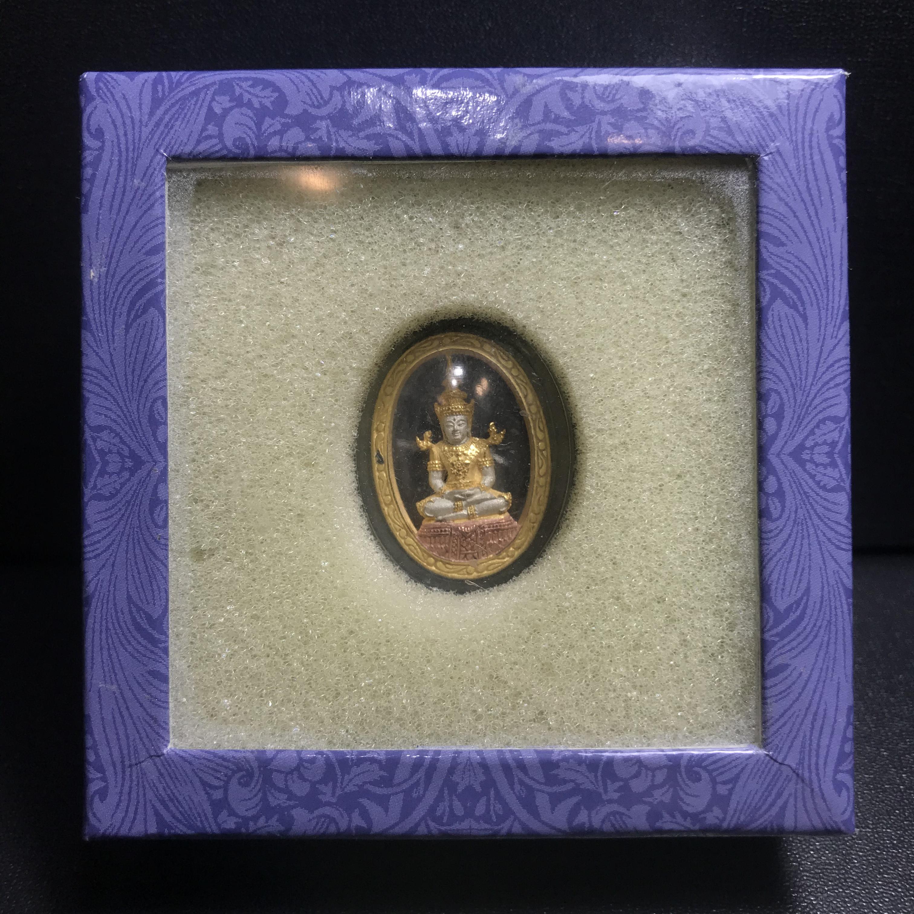 พระแก้วมรกต ภปร. ปี2547 จัดสร้างโดย รพ.ภูมิพลฯ เนื้อเงิน(3 กษัตริย์)เหรียญทรงกลมรี(1ใน3000องค์)