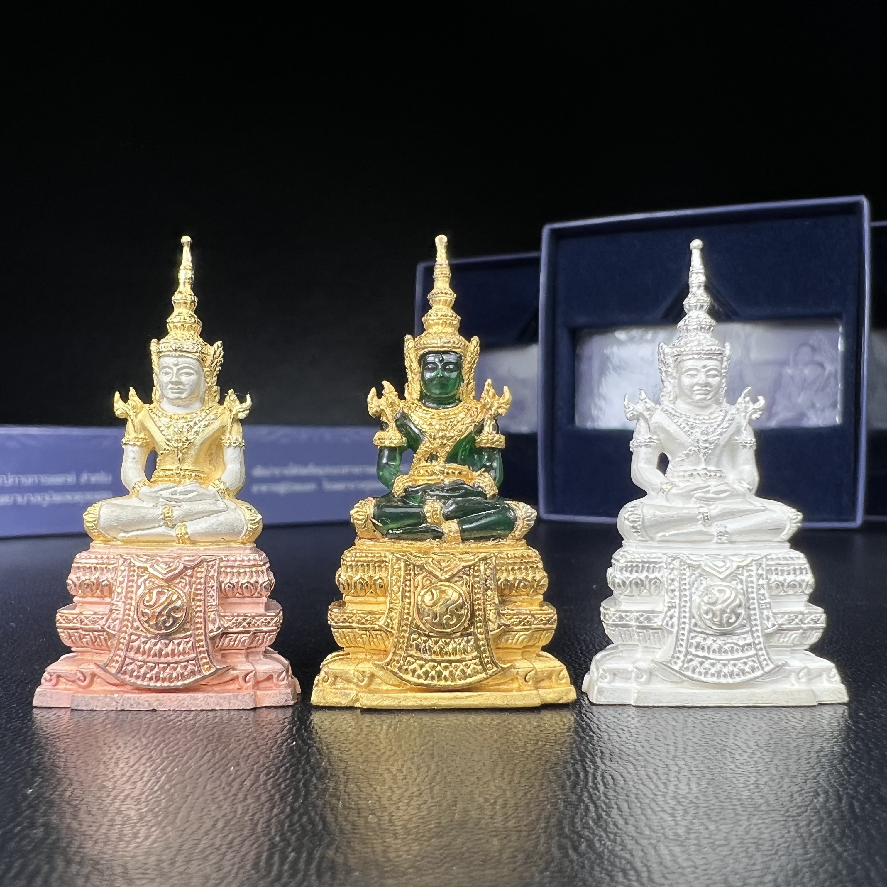 พระแก้วมรกต ภปร. จัดสร้างโดย รพ.ภูมิพลฯ ปี2547 ลอยองค์ขนาดหน้าตัก 1/2 นิ้ว (เนื้อเรซิ่นหุ้มทองคำ99.99%+เนื้อเงิน+เนื้อเงินสามกษัตริย์)(1ชุด 3 องค์)งดงามทรงคุณค่าอีกหนึ่งรุ่นยอดนิยม หายาก