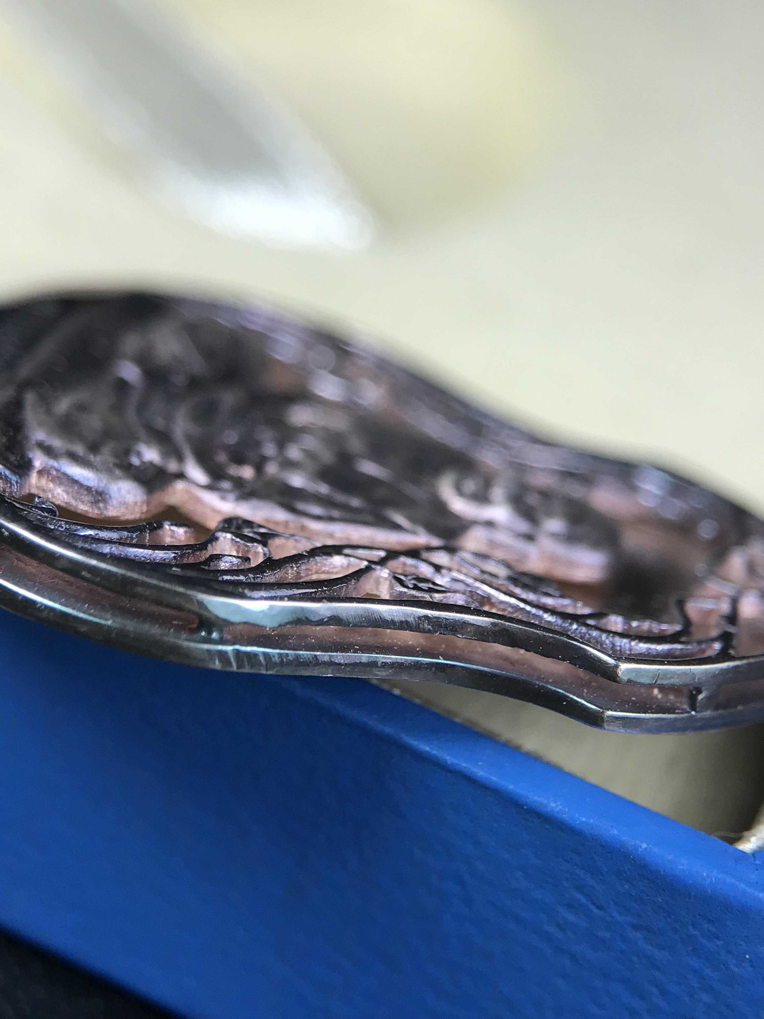 เหรียญหลวงปู่ทวด พระนามาภิไธย สก. แบบงานฉลุโบราณ(HAND MADE) ปี 2544 เนื้อเงิน(ผิวเดิมขึ้นสีรุ้งออกม่วงธรรมชาติสวยมาก) พิธีปลุกเสก ณ อุโบสถวัดช้างให้ และ พิธีมังคลาภิเษก ณ พระอุโบสถ วัดพระศรีรัตนศาสดาราม(วัดพระแก้ว) (1 ใน 2000 เหรียญ)พบเจอน้อยหายากมาก