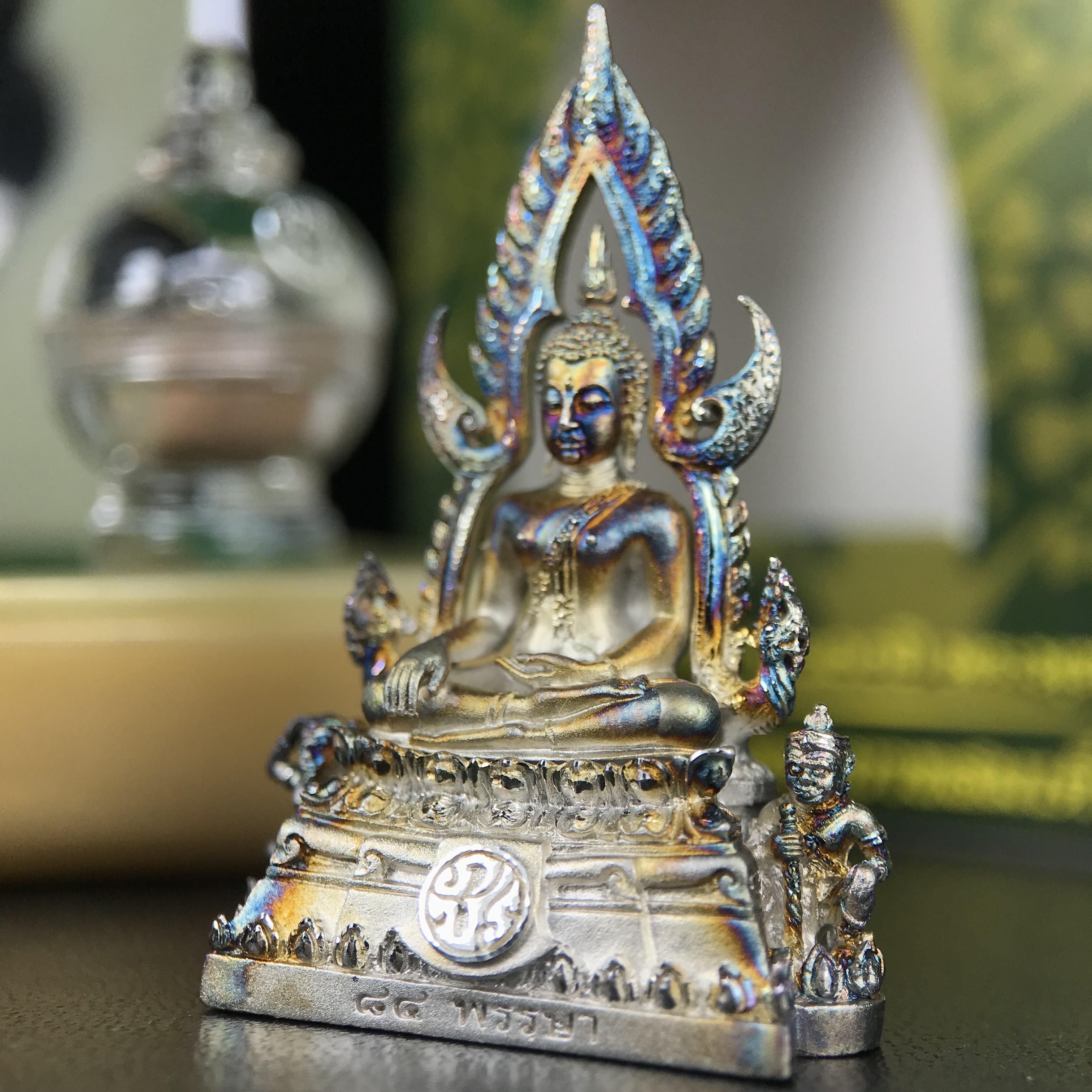 พระพุทธชินราช ภปร. 84 พรรษา ปี 2554 พิมพ์กลางขนาดหน้าตัก 1/2 นิ้ว(สูง 3.8 ซม.) เนื้อเงินชุบทองคำขาว(สภาพผิวเดิมสวย ขึ้นสีรุ้งธรรมชาติ แบบนิยม สวยมาก) (พระราชทานมวลสาร จิตรลดาและเส้นพระเจ้า(เส้นผม)รัชกาลที่9)พุทธศิลป์ทรงคุณค่าอีกหนึ่งรุ่นยอดนิยม