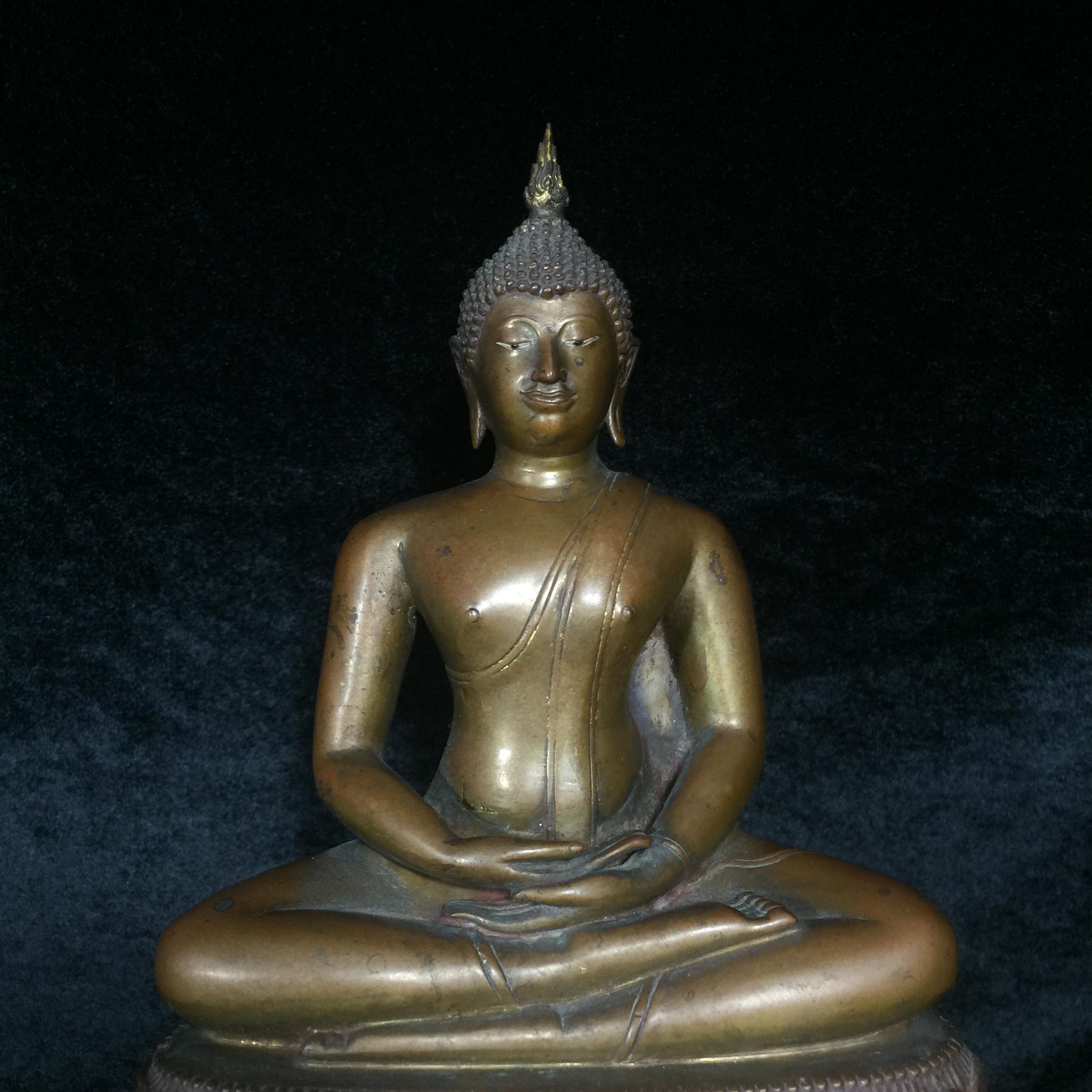 พระพุทธธรรมทิฐิศาสดา 50 ปี ธรรมศาสตร์ ปี 2527 หน้าตัก 5 นิ้ว 2 ถอด (ในหลวงรัชกาลที่9เสด็จในพิธีเททอง)(1ใน 1600 องค์)