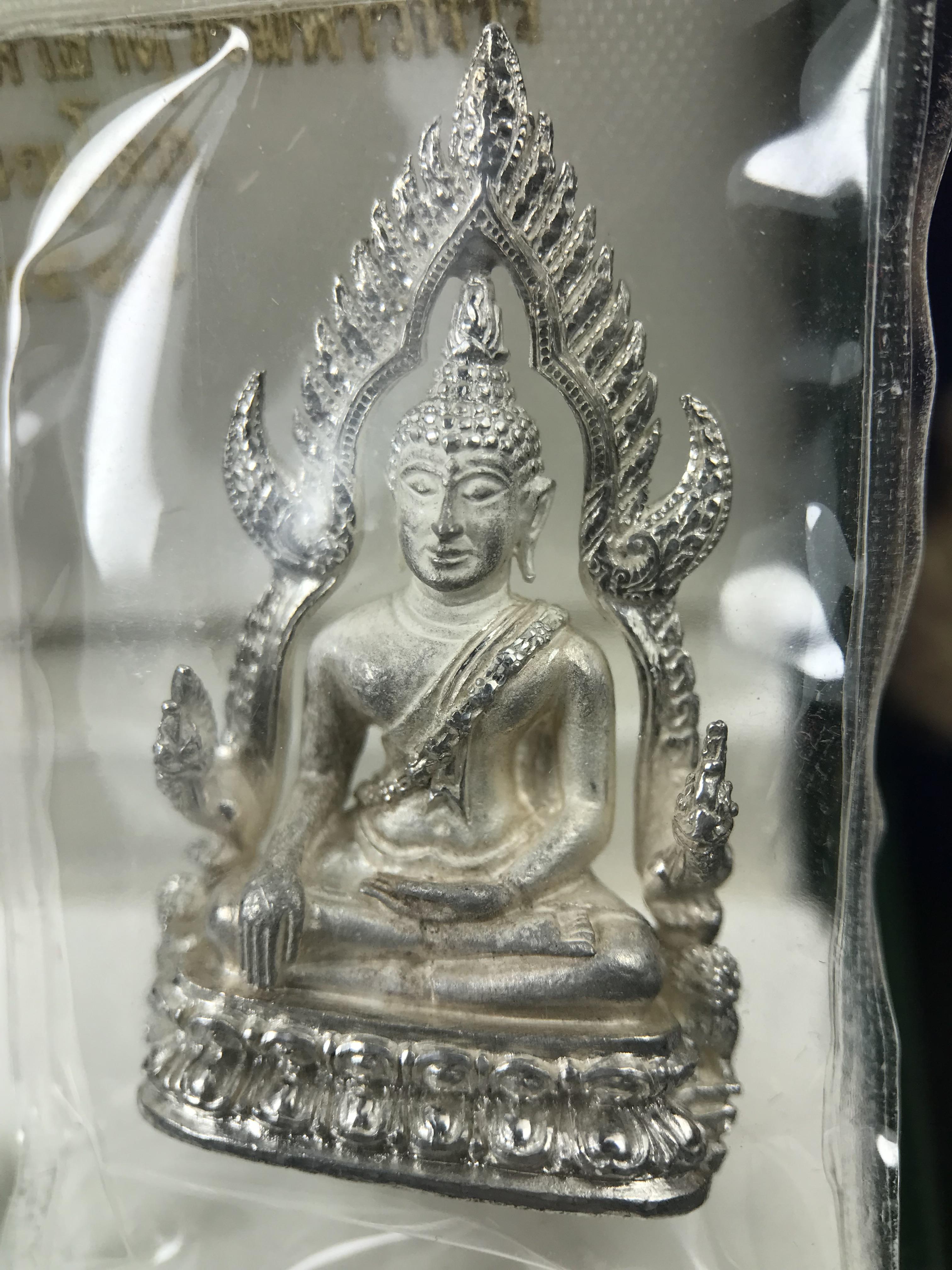 พระพุทธชินราช รุ่นมหาลาภ พิธีพุทธาภิเษกวัดพระศรีรัตนมหาธาตุวรมหาวิหาร จ.พิษณุโลก ปี 2540 เนื้อเงินบริสุทธิ์ 99.9% (นวลเงา)(สภาพผิวเดิมซีนซองเดิม พร้อมกล่องบรรจุเดิมและการ์ดใบรับรองครบสมบูรณ์ (องค์หมายเลข ๑๑๗๓๔)