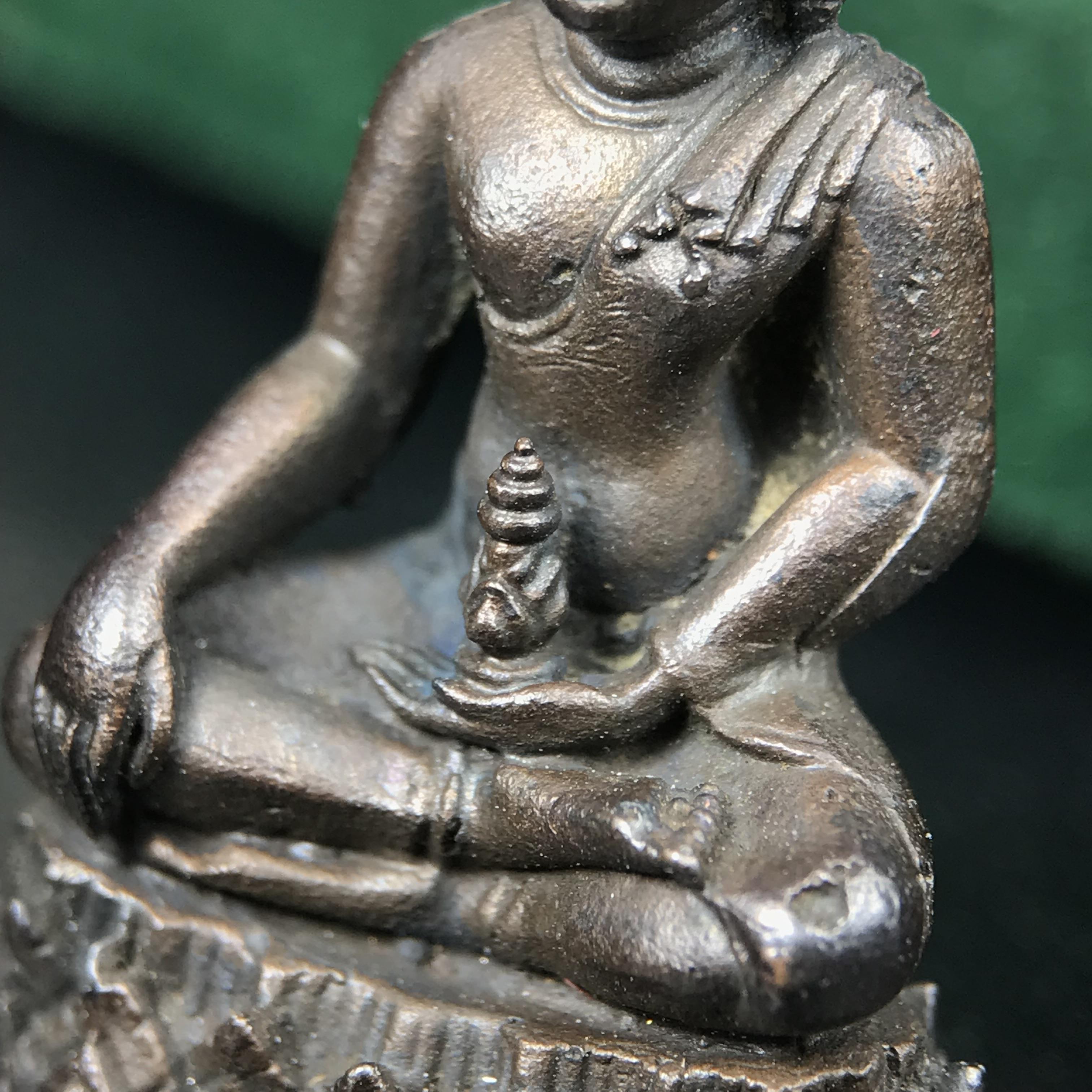 พระกริ่งวาสนา(รุ่นแรก) 80 พรรษา สมเด็จพระสังฆราช (วาสน์) วัดราชบพิธฯ ปี2521 เนื้อนวโลหะ(ตอกโค๊ตพระปิดตา) โดยมีหลวงปู่โต๊ะ วัดประดู่ฉิมพลีร่วมปลุกเสก พร้อมกล่องบรรจุเดิม(รุ่นแรก คอตั้งตรงได้สัดส่วน หายาก)