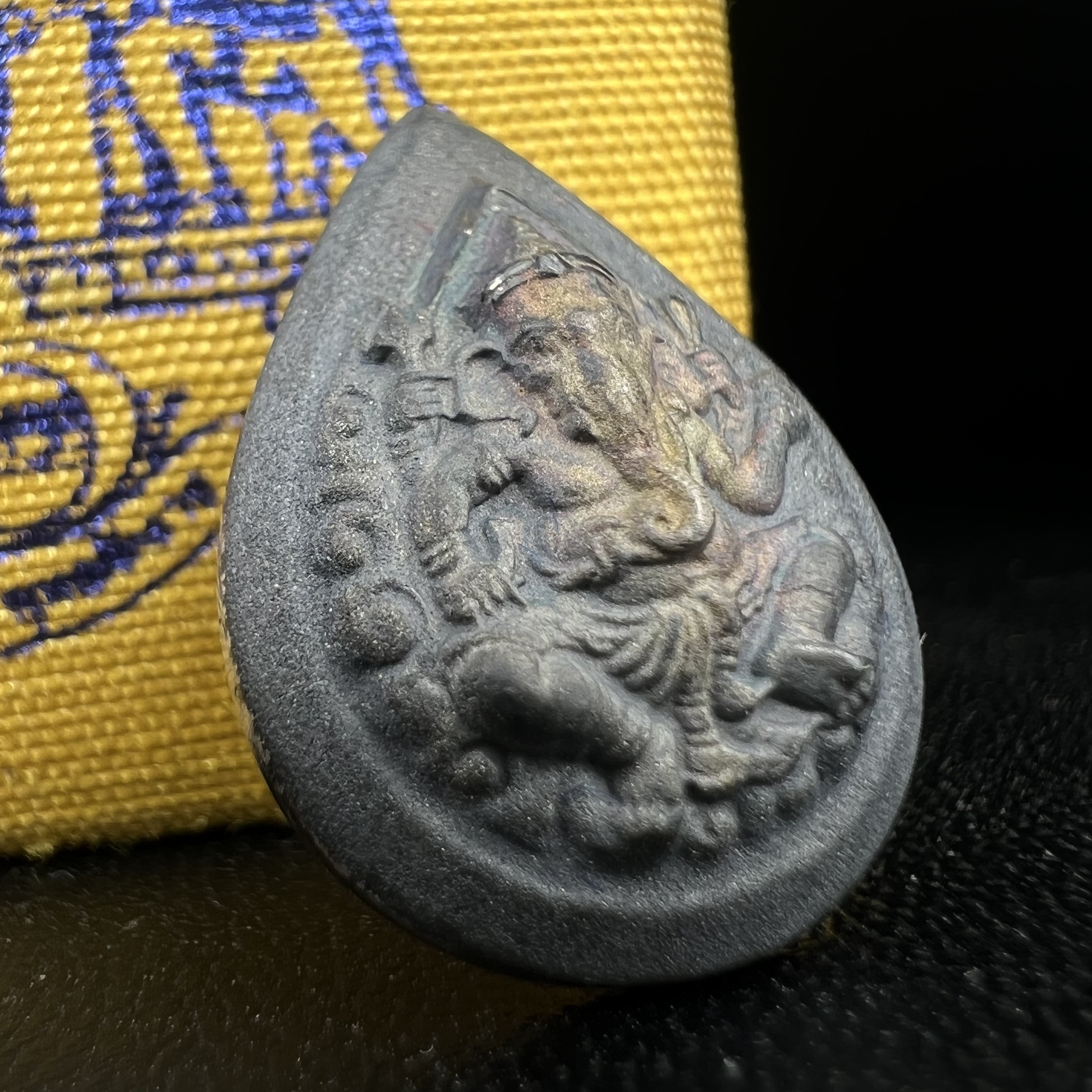 เหรียญพระพิฆเนศวร ญสส. ชุดกาญจนาภิเษกครองราชย์ 50 ปี พุทธศักราช 2538 พิมพ์เล็ก(1.9 ซม.) เนื้อเงินผิวเดิมกลับดำเข้มขลังงดงามธรรมชาติ สภาพสวยเดิมพร้อมกล่องบรรจุเดิม ตอกโค๊ดหมายเลขกำกับ(1ใน1000องค์)