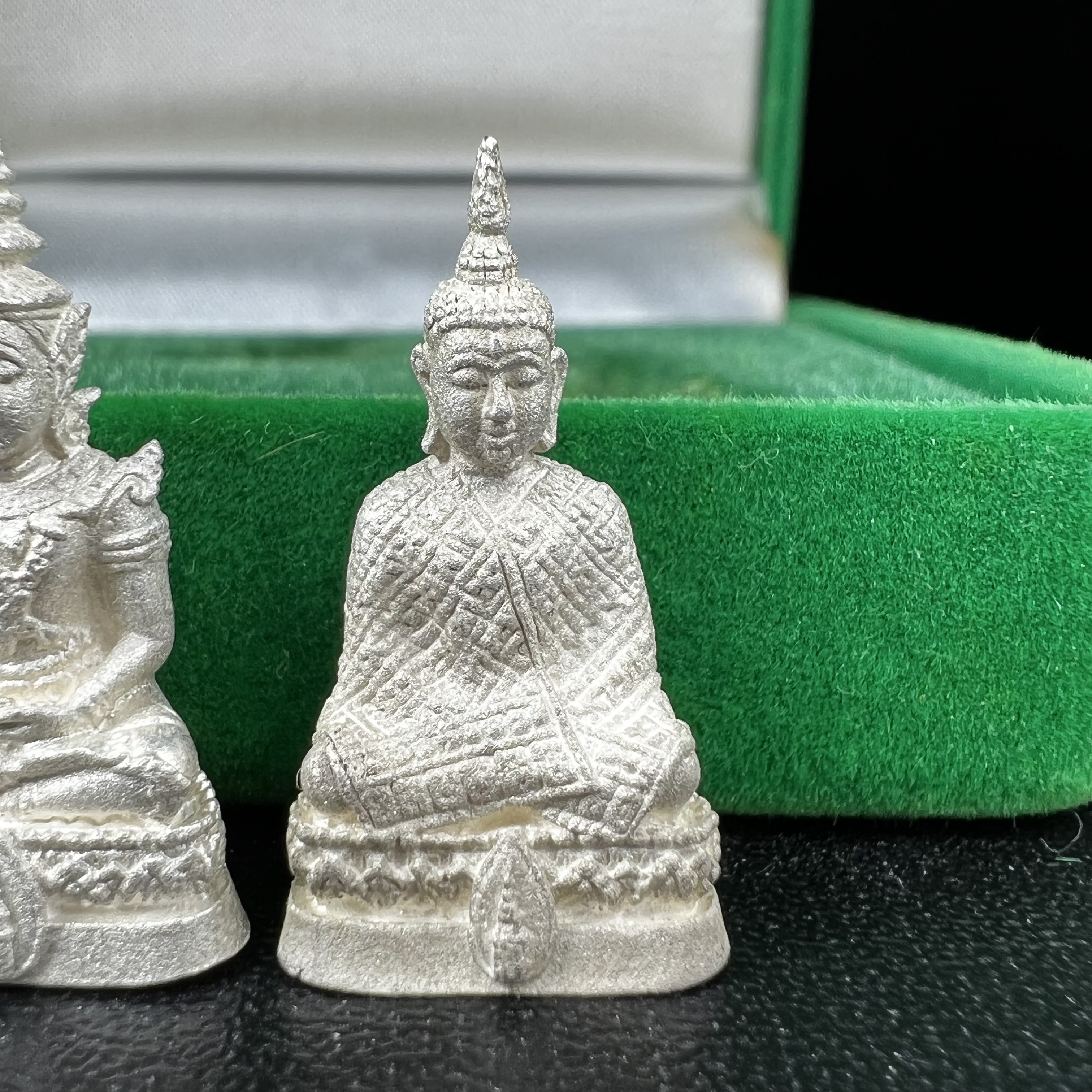 พระแก้วมรกต สธ. วัดบวรนิเวศวิหาร พ.ศ.2538 รูปเหมือนลอยองค์พระแก้วมรกต ชุดเงินบริสุทธิ์ ทรงเครื่อง 3 ฤดู (มีโค็ด หมายเลขกำกับชุดที่ 1396)พิมพ์ใหญ่ 3 องค์ 3 ฤดู ร้อน ฝน หนาว(1 ใน 2000 ชุด)หายาก