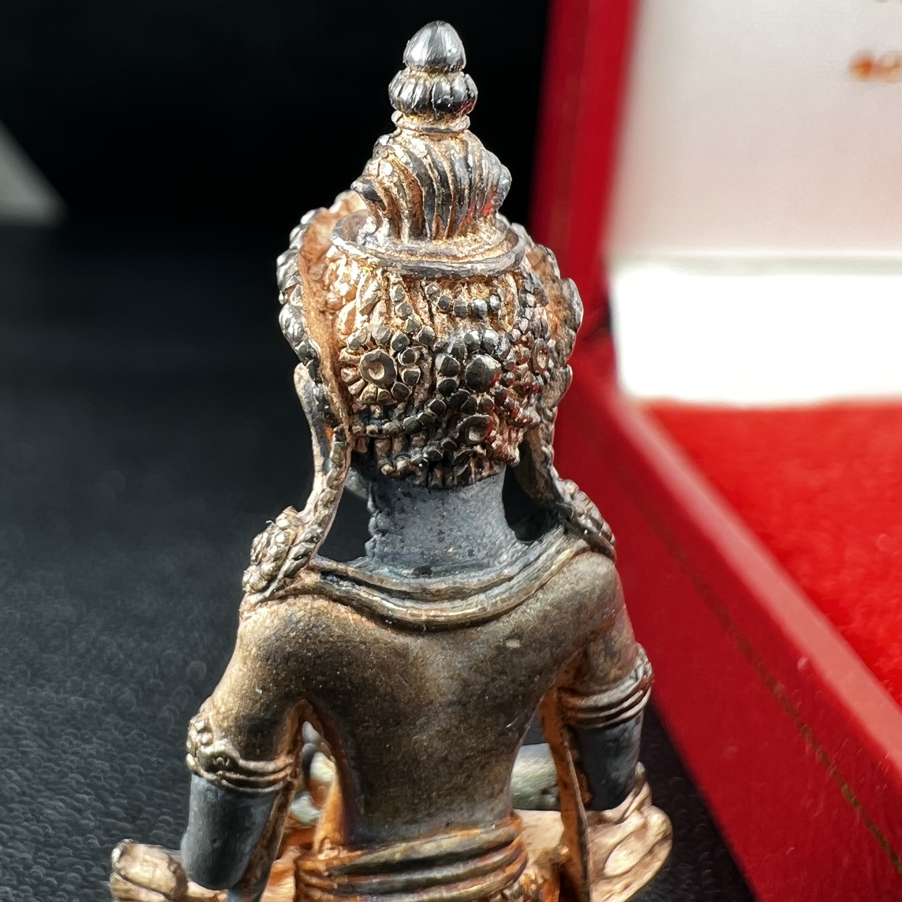 พระกริ่งอวโลกิเตศวร ( เจ้าแม่กวนอิม ) วัดโพธิ์แมนคุณาราม เนื้อเงิน 3 กษัตริย์ พ่นทราย(ผิวเดิม ขึ้นสีรุ้งธรรมชาติ แบบนิยม เสน่ห์ของพระเนื้อเงิน) รุ่นอุดมโภคทรัพย์ พ.ศ.2539(อีกหนึ่งรุ่นยอดนิยม พุทธศิลป์สวยงดงาม)