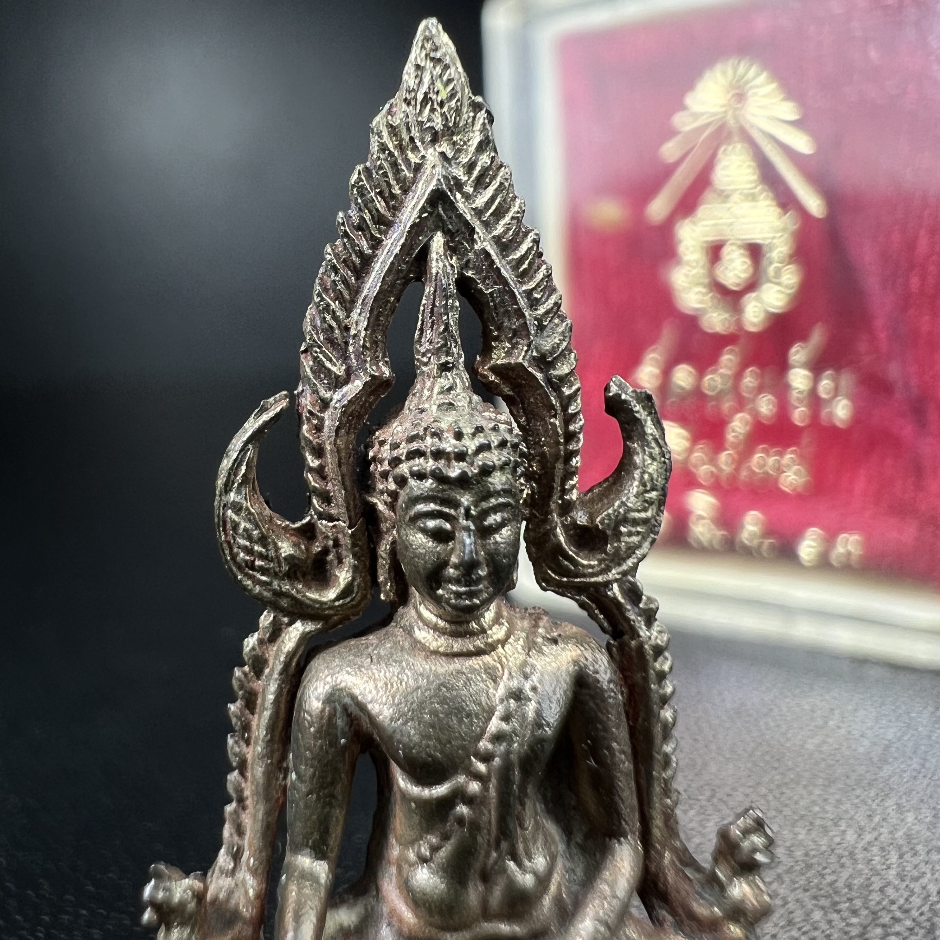 พระพุทธชินราช วัดพันอ้น จ.เชียงใหม่ ปี 2513 เนื้อนวโลหะ สภาพสวยจัดกล่องครบ(1ใน 2513 องค์)(พระดี ปีลึก พิธีใหญ่ เกจิในยุคร่วมปลุกเสก นิยม)อีกหนึ่งผลงานที่นายช่างเกษม มงคลเจริญ เป็นผู้ ออกแบบ และ แกะบล็อกพิมพ์ หลวงปู่โต๊ะ วัดประดู่ฉิมพลี ร่วมปลุกเสก