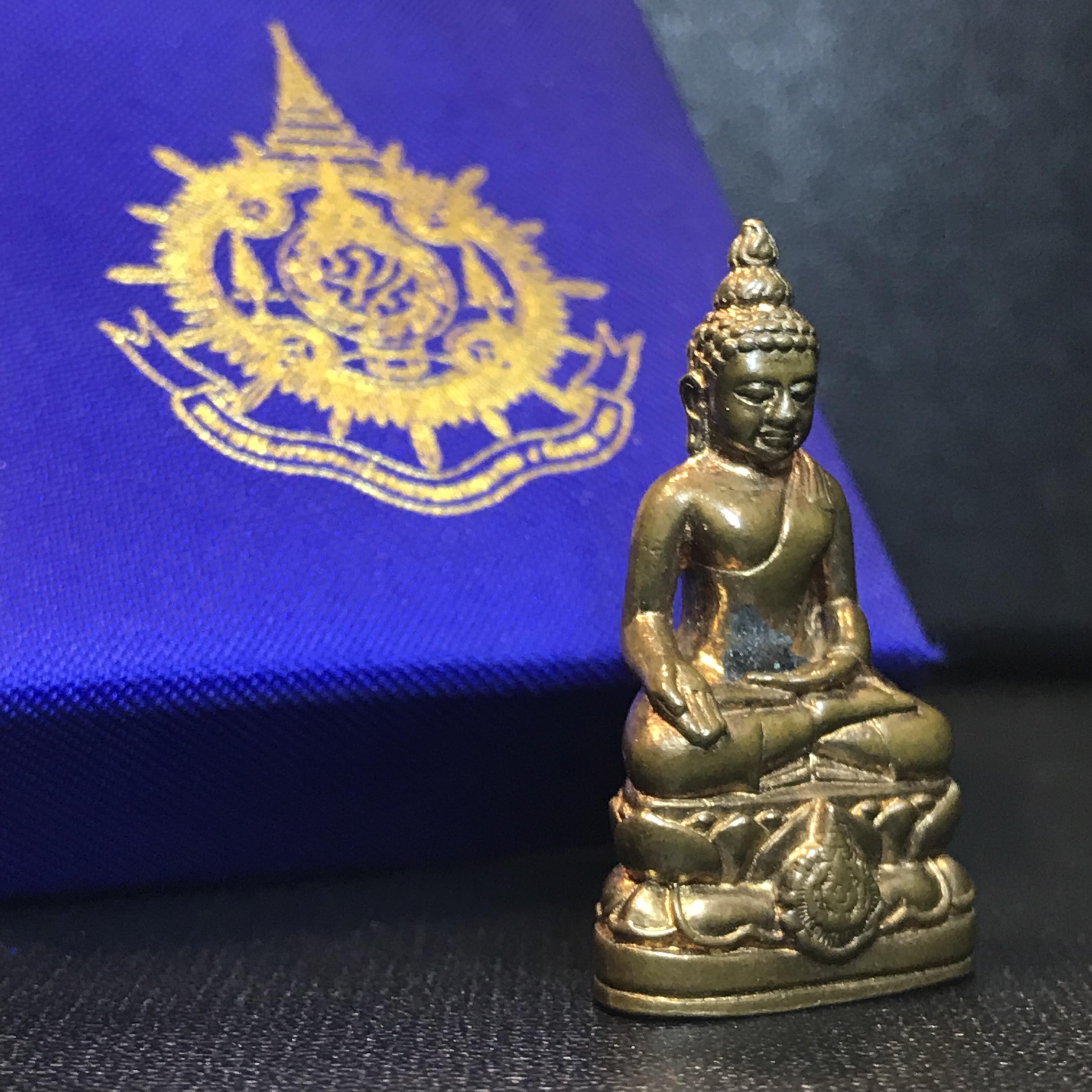 พระกริ่งไพรีพินาศ เฉลิมพระเกียรติ พระบาทสมเด็จพระเจ้าอยู่หัวรัชกาลที่9 พระชนมพรรษา 6 รอบ ปี2542เนื้อสัมฤทธิ์(บรรจุเหล็กไหล)ดีนอก-ดีใน