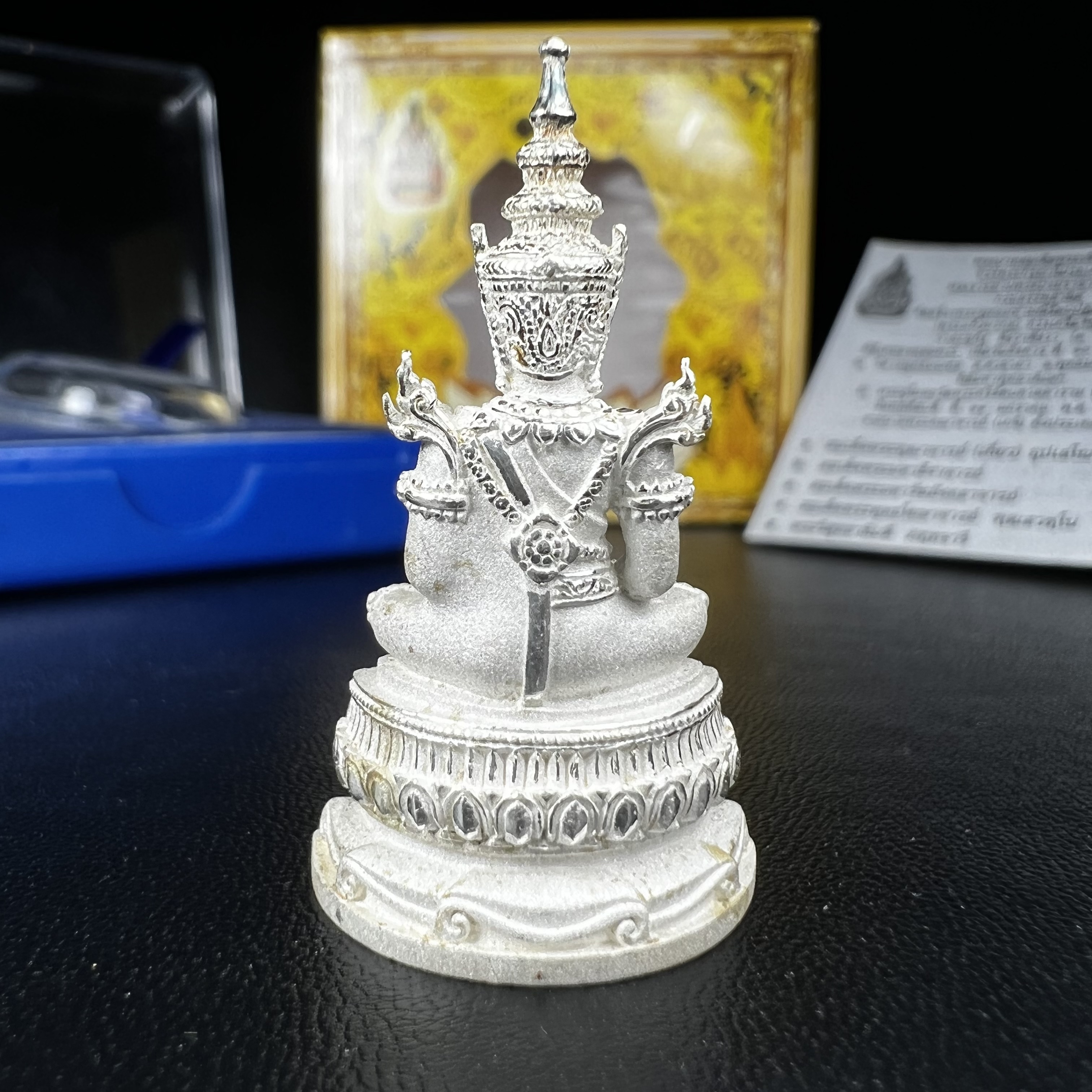 พระแก้วมรกต(จำลอง)ลอยองค์ ขนาดหน้าตัก 1/2 นิ้ว ทรงเครื่องฤดูร้อน เนื้อเงิน ตราสัญลักษณ์ฉลองสิริราชสมบัติ ครบ 60 ปี พ.ศ.2549(สภาพสวย ครบ สมบูรณ์))