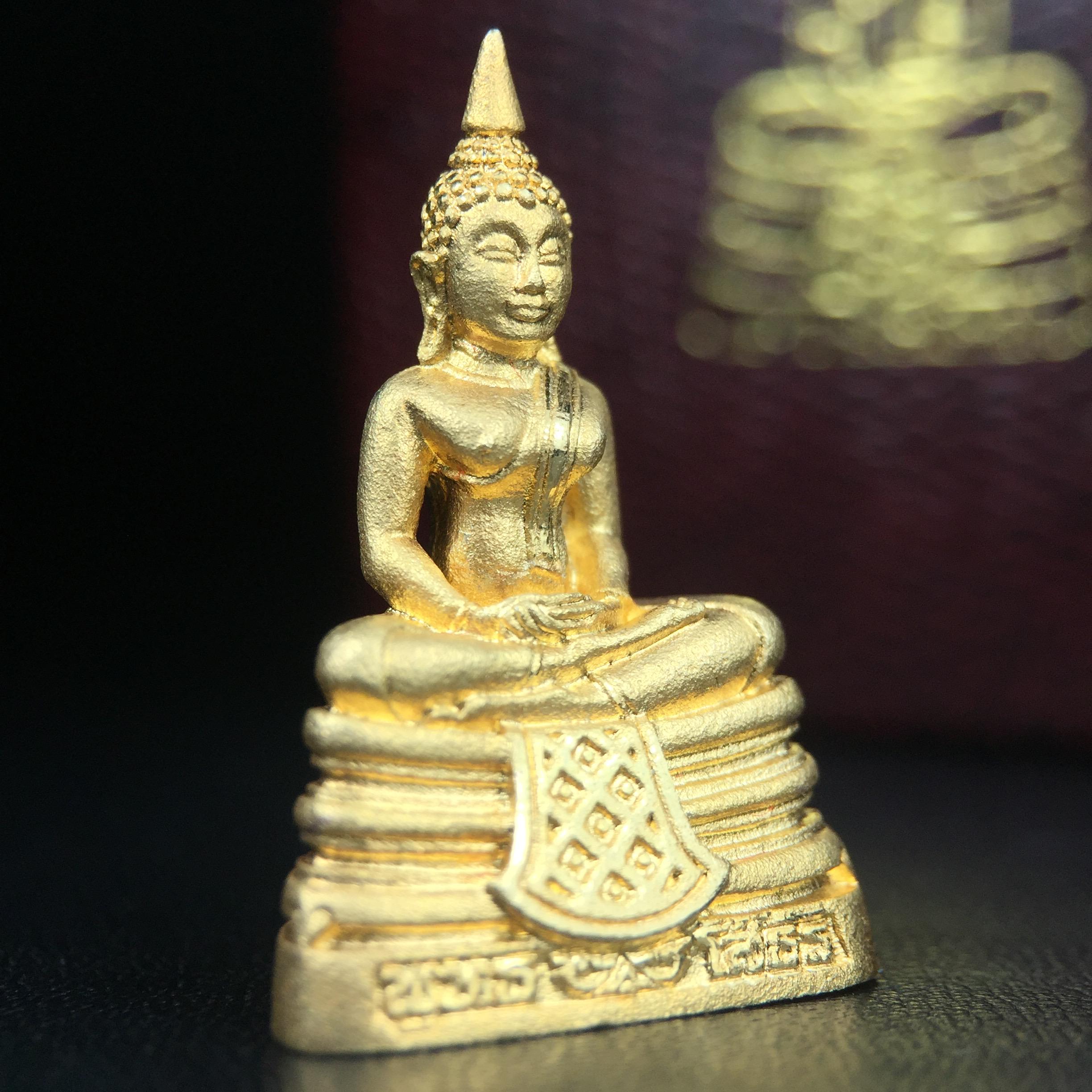 พระพุทธโสธร(หลวงพ่อโสธร) รุ่นสร้างอุโบสถ ปี2539 เนื้อเงิน(ชุบทองพ่นทรายขัดเงาบางส่วน สวยดุจทองคำ) ลอยองค์พิมพ์ใหญ่ สภาพสวยกล่องบรรจุเดิมครบสมบูรณ์(แบบนี้หายาก)(งานแพรนด้า จิวเวลรี่)สวยงดงาม