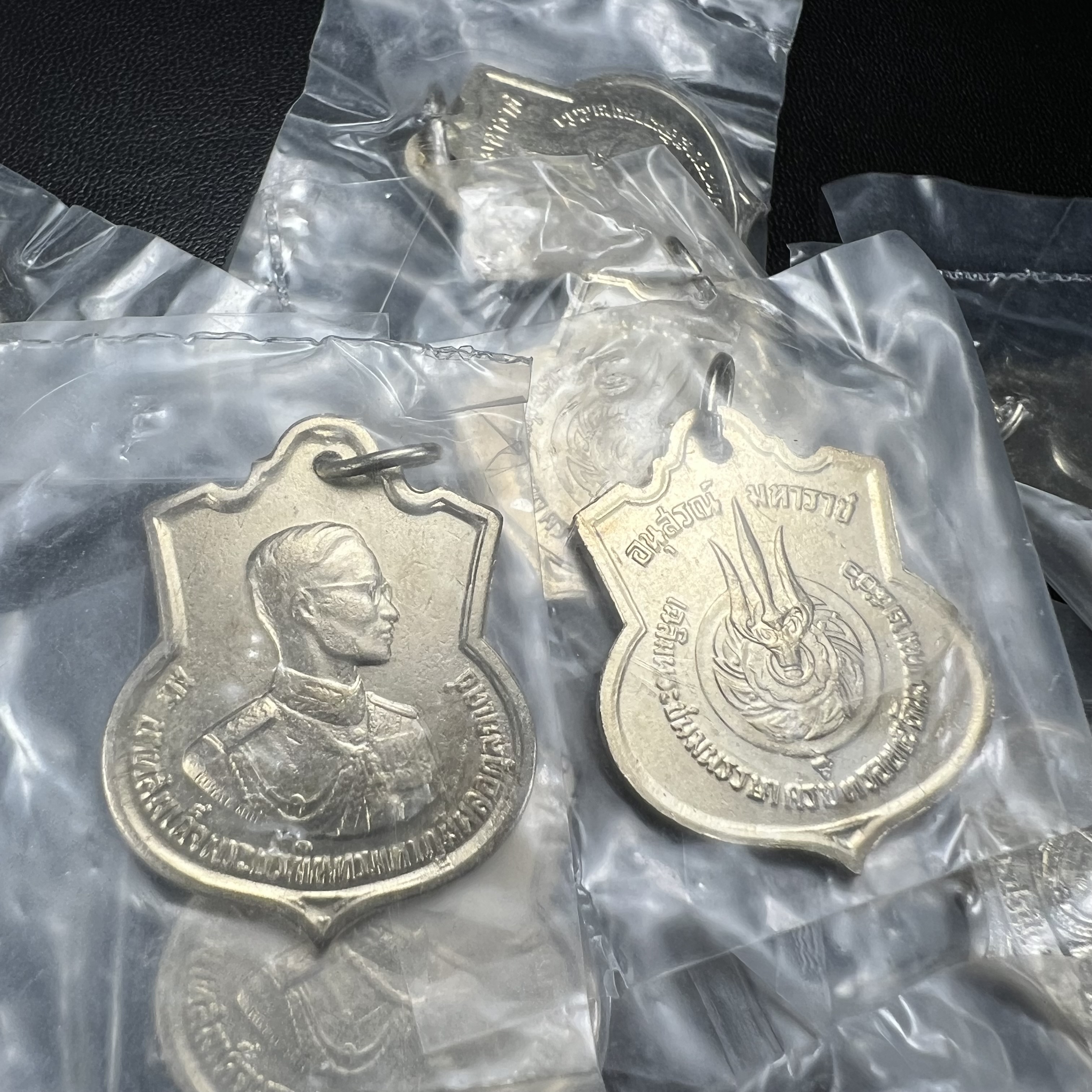 เหรียญอนุสรณ์มหาราช 3รอบ รัชกาลที่ 9 ปี 2506 เนื้ออัลปาก้า (สภาพซีนซองเดิมผิวขึ้นน้ำทองสวยงาม สภาพเก่าเก็บรักษามาอย่างดี)เหรียญยอดนิยมของในหลวงรัชกาลที่9 พิธีใหญ่เกจิในยุครวมปลุกเสกมากมาย
