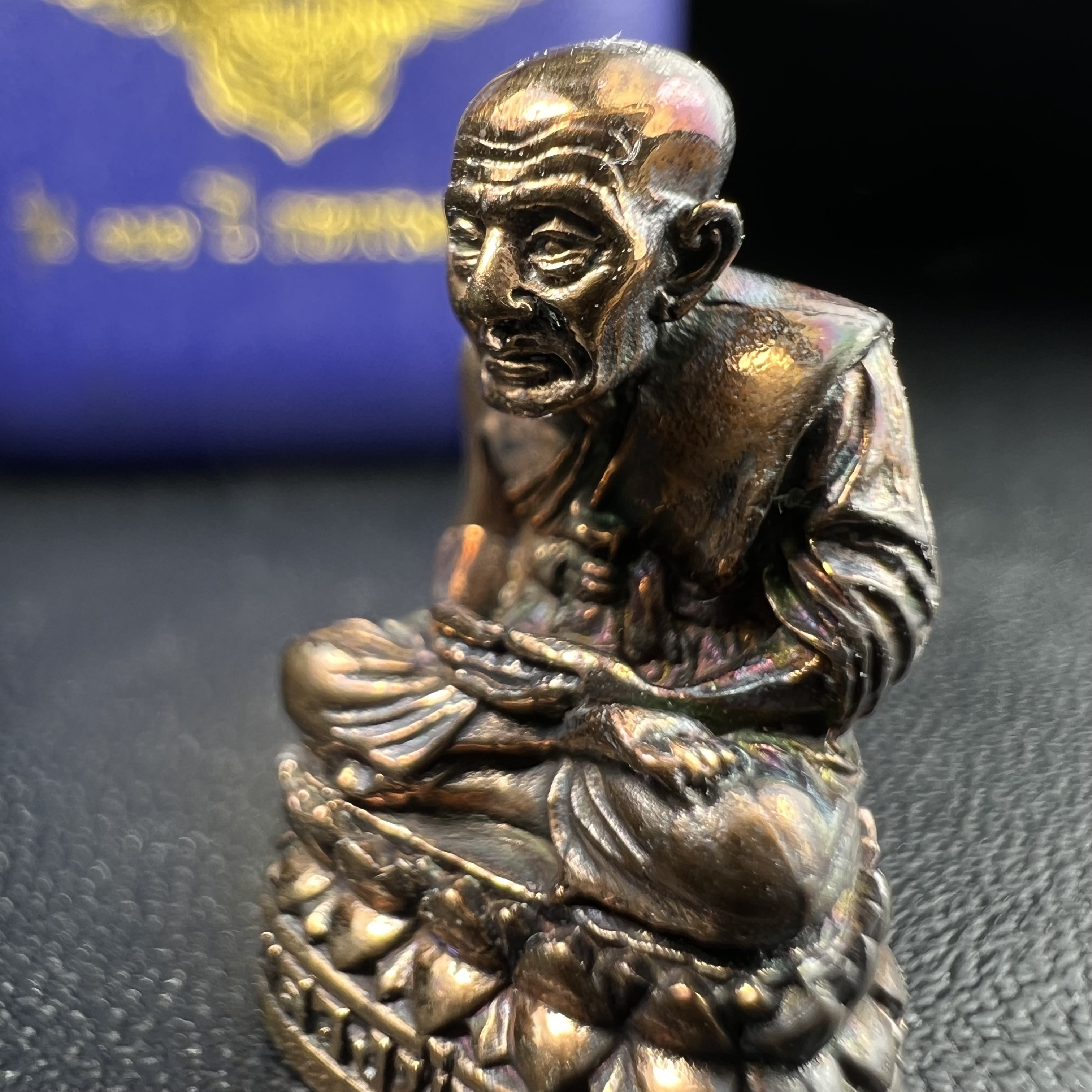 รูปเหมือนหล่อลอยองค์หลวงปู่ทวด รุ่น 111ปี กระทรวงกลาโหม เนื้อนวโลหะรมดำ-ปัดเงา ปี2540 พิธีใหญ่ เข้มขลัง นิยม พร้อมกล่องบรรจุเดิม(คัดสภาพสวยผิวเทพๆผิวรุ้งๆ)ทั้งพิธีทั้งพุทธศิลป์ทรงคุณค่าอีกหนึ่งรุ่นยอดนิยม