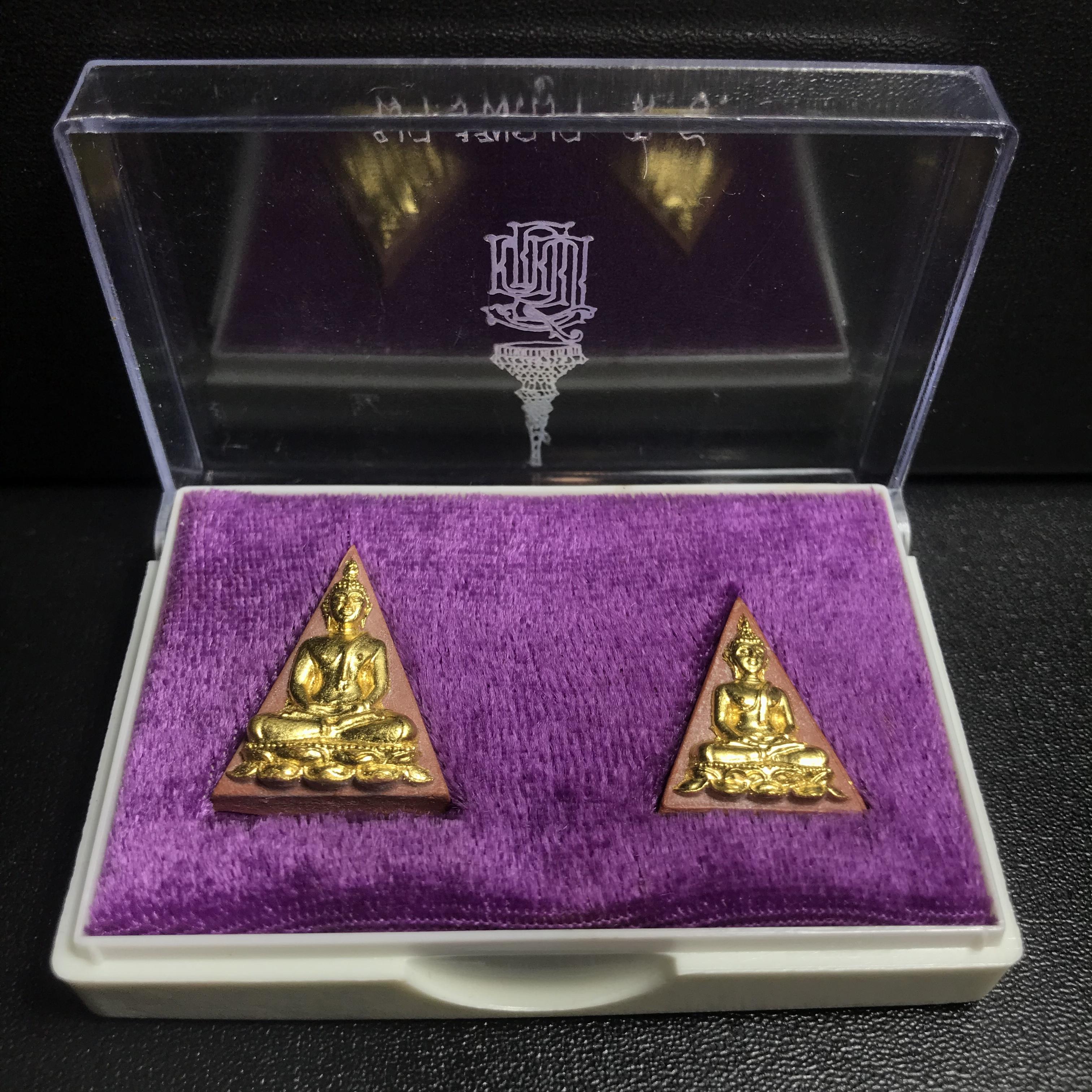 สมเด็จนางพญา ส.ธ. พิมพ์ใหญ่ + พิมพ์เล็ก ครบชุด ปิดทองเดิมจากวัด พ.ศ.2530 พระดี พิธีใหญ่ พร้อมกล่องเดิมจากวัด ประกอบพิธีพุทธาภิเษกพร้อมกับพิธีพระกริ่งปวเรศ ปี2530 วัดบวรนิเวศและวัดพระแก้ว