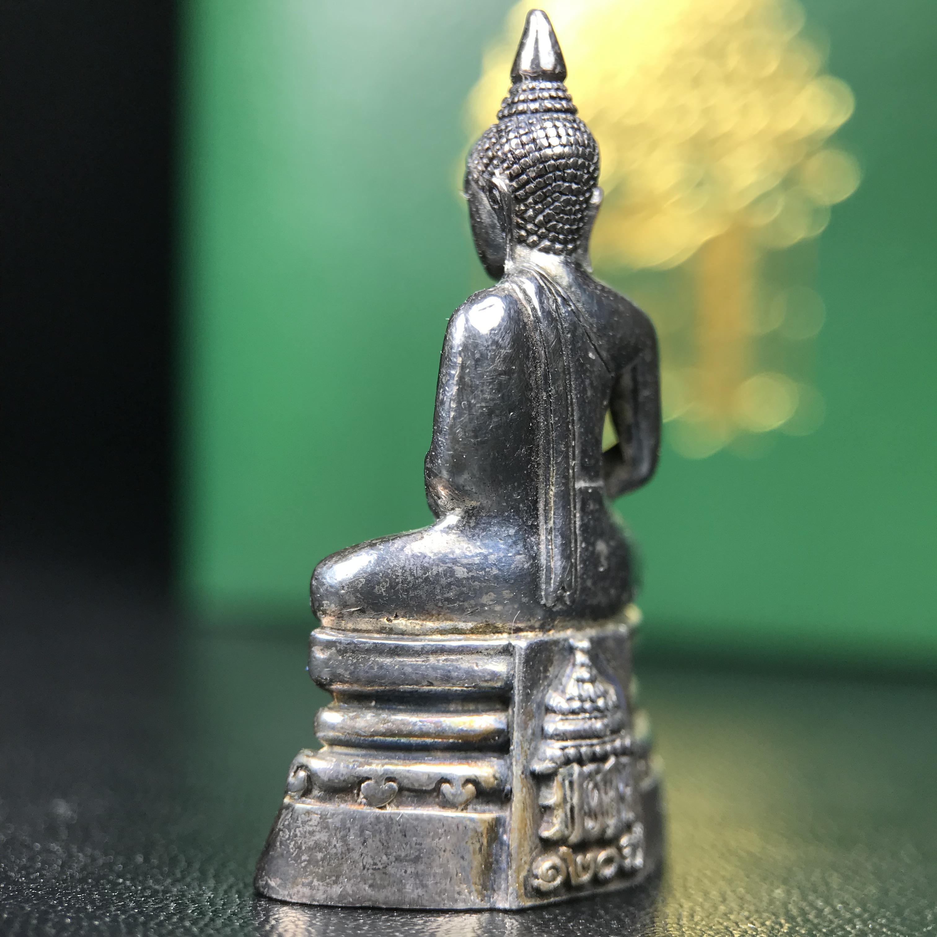 พระพุทธโสธร รุ่น กศก. 120 ปี เนื่องในโอกาสครบ 120 ปี กรมศุลกากร กระทรวงการคลัง จัดสร้าง ปี 2537 เนื้อเงินบริสุทธิ์ 99.9% ผิวขัดเงาลงดำ(เข้มขลัง)(งานบริษัท แพรนด้า จิวเวลรี่)สวยงดงาม ทรงคุณค่า