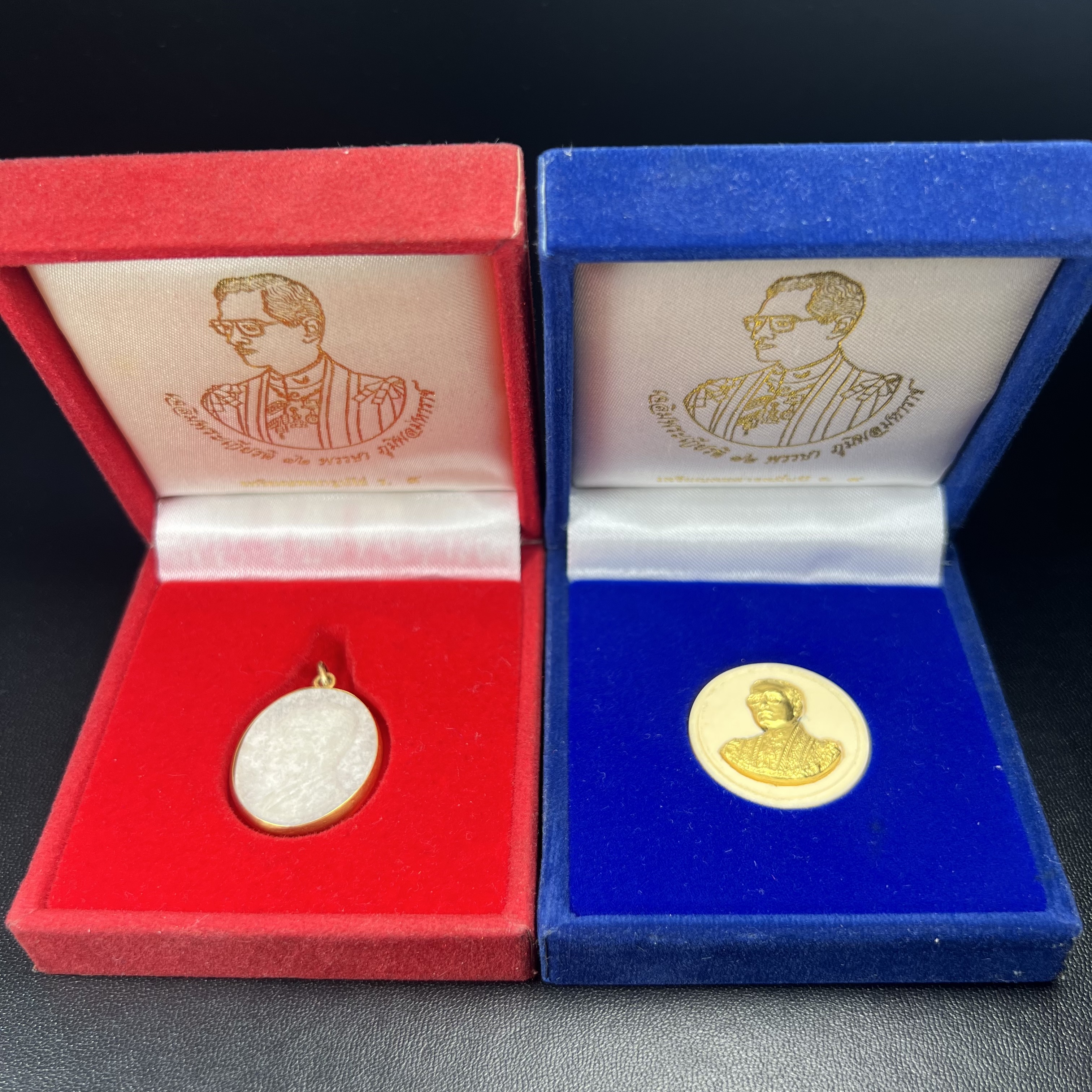 พระบรมฉายาลักษณ์ ร.9 เหรียญหยกรูปไข่เลี่ยมทองคำแท้(งานเลี่ยมเดิมจากผู้จัดสร้าง)+พระบรมฉายาลักษณ์ เหรียญคชสารหมื่นปี ร.9 หน้ากากทองคำ เฉลิมพระเกียรติ 72 พรรษา ภูมิพลมหาราช ปี 2542(1ชุด2องค์)(อีกหนึ่งวัตถุมงคลที่ระลึกของพระองค์ท่านที่พบเจอหายากมากในปัจุบัน)