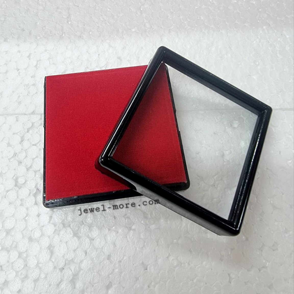(12กล่อง) กล่องพลาสติกใส่พลอยหรือเพชร ฝาใส 6x6 cm สีดำ ไส้ผ้าแดง