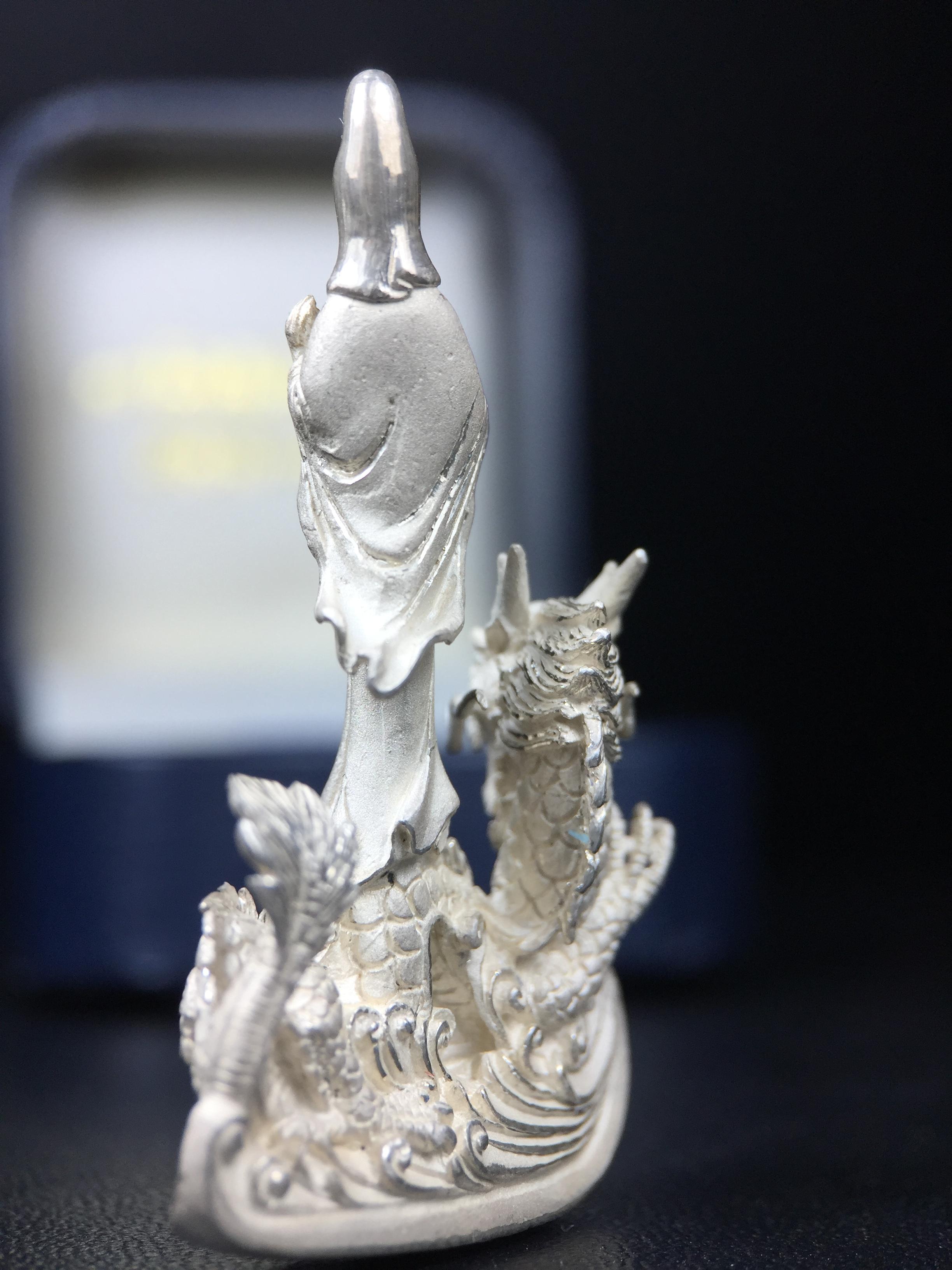 รูปหล่อลอยองค์พระโพธิสัตว์กวนอิม ทรงประทับมังกร จ.ระนอง เนื้อเงิน พิมพ์ใหญ่(สภาพผิว สวยงดงาม ทรงคุณค่า) เฉลิมฉลองในวโรกาสที่พระบาทสมเด็จพระเจ้าอยู่หัวทรงครองสิริราชสมบัติครบ 50 ปี จ.ระนอง พ.ศ.2539