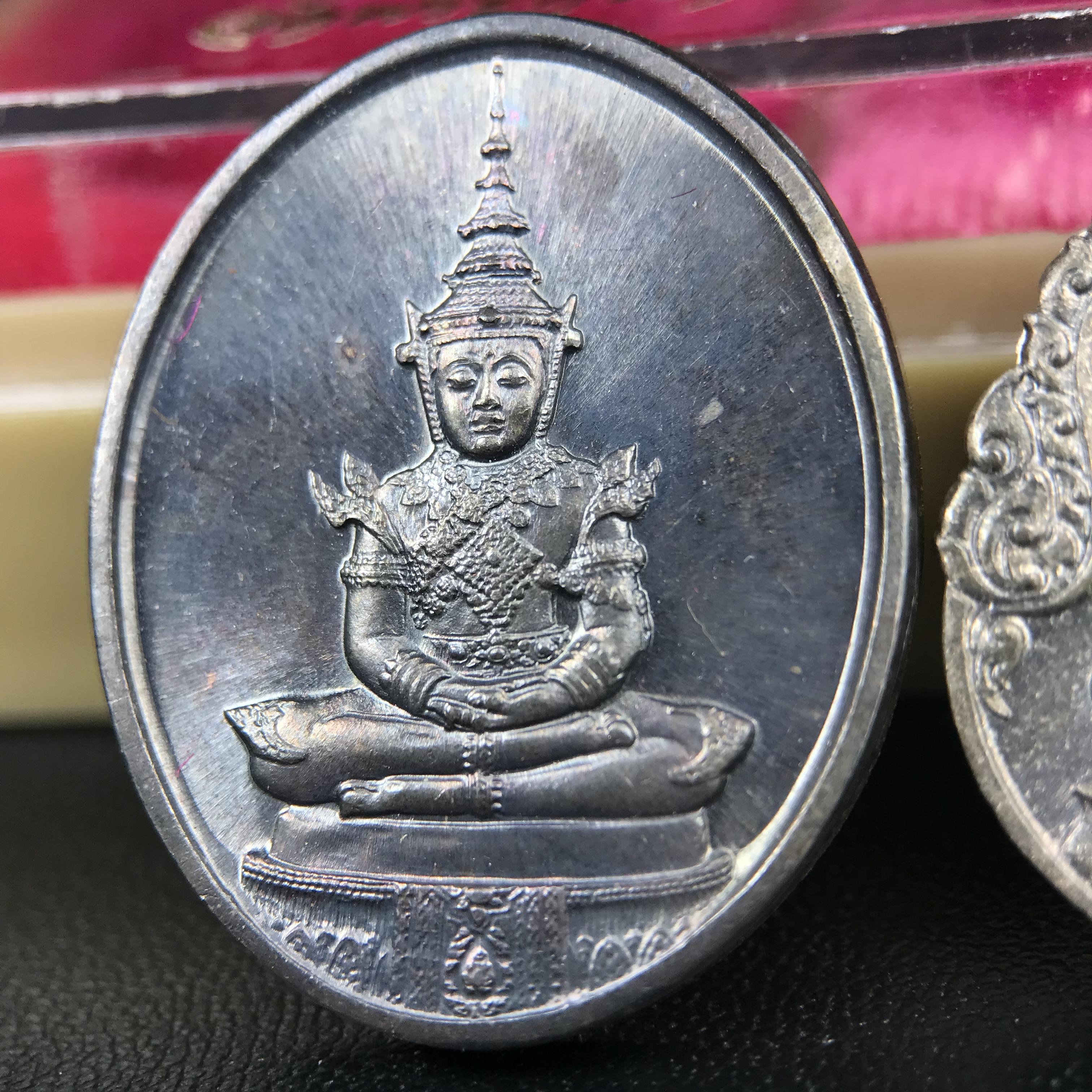 เหรียญพระแก้วมรกตหลัง ภปร. ฉลองกรุงรัตนโกสินทร์ครบ 200 ปี พ.ศ.2525 เนื้อเงิน(ผิวเดิมสวย)กล่องบรรจุเดิมครบ 3พิมพ์ ร้อน ฝน หนาว(บล็อกแรกไม่มีพระราชศรัธานิยม)(ในหลวงรัชกาลที่9 เสด็จในพิธี)พระคู่บ้านคู่เมือง...พระดี...พิธีใหญ่(บล็อกแรกครบชุด ผิวเดิม หายาก)