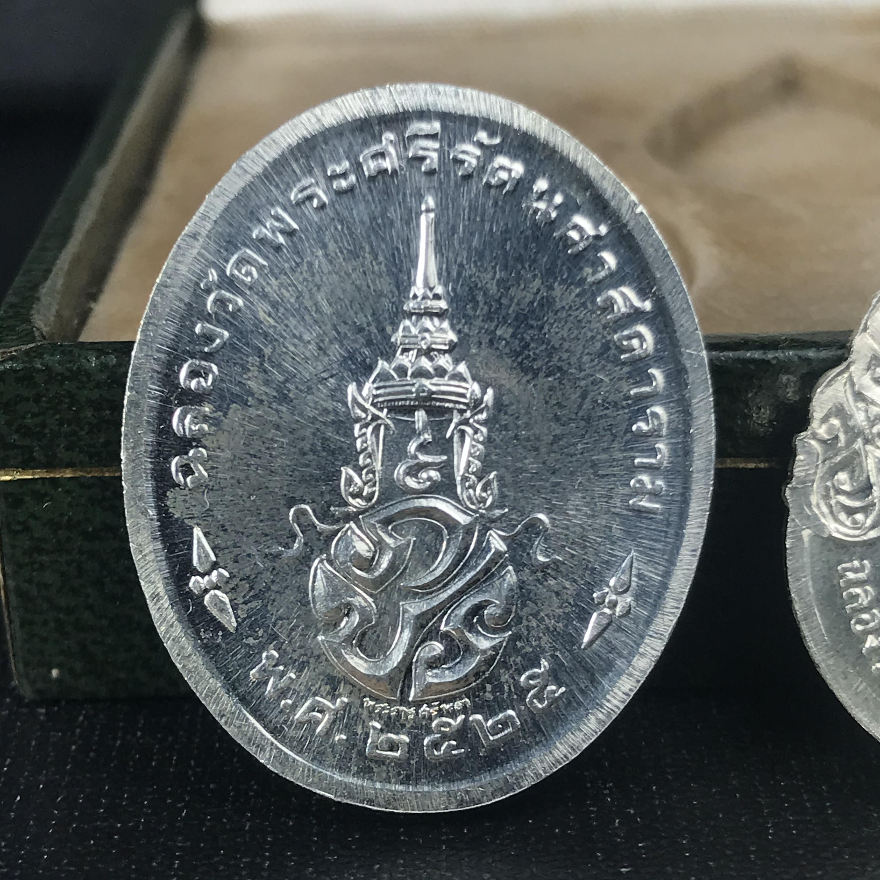 เหรียญพระแก้วมรกตหลัง ภปร ฉลองกรุงรัตนโกสินทร์ครบ 200 ปี พ.ศ.2525 เนื้อเงินกล่องบรรจุเดิมครบ3พิมพ์(บล็อกพระราชศรัธา)(ในหลวงรัชกาลที่9 เสด็จในพิธี)