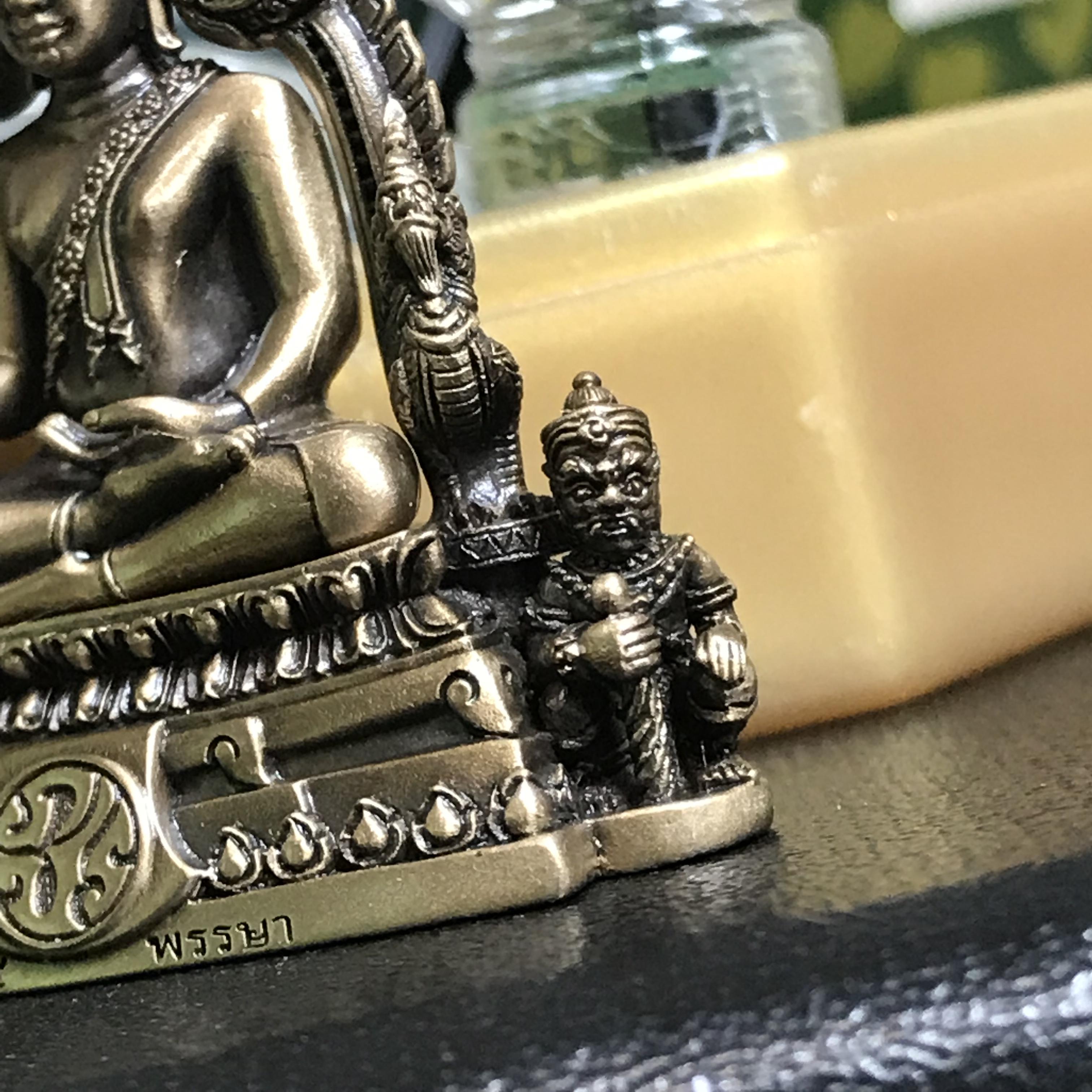 พระพุทธชินราช(จำลอง) ภปร 84 พรรษา เนื้อบรอนซ์รมดำซาติน พิมพ์ใหญ่ขนาดหน้าตัก 3/4 นิ้ว(1ใน5000องค์) )(พระราชทานมวลสาร จิตรลดาและเส้นพระเจ้า(เส้นผม)รัชกาลที่9)