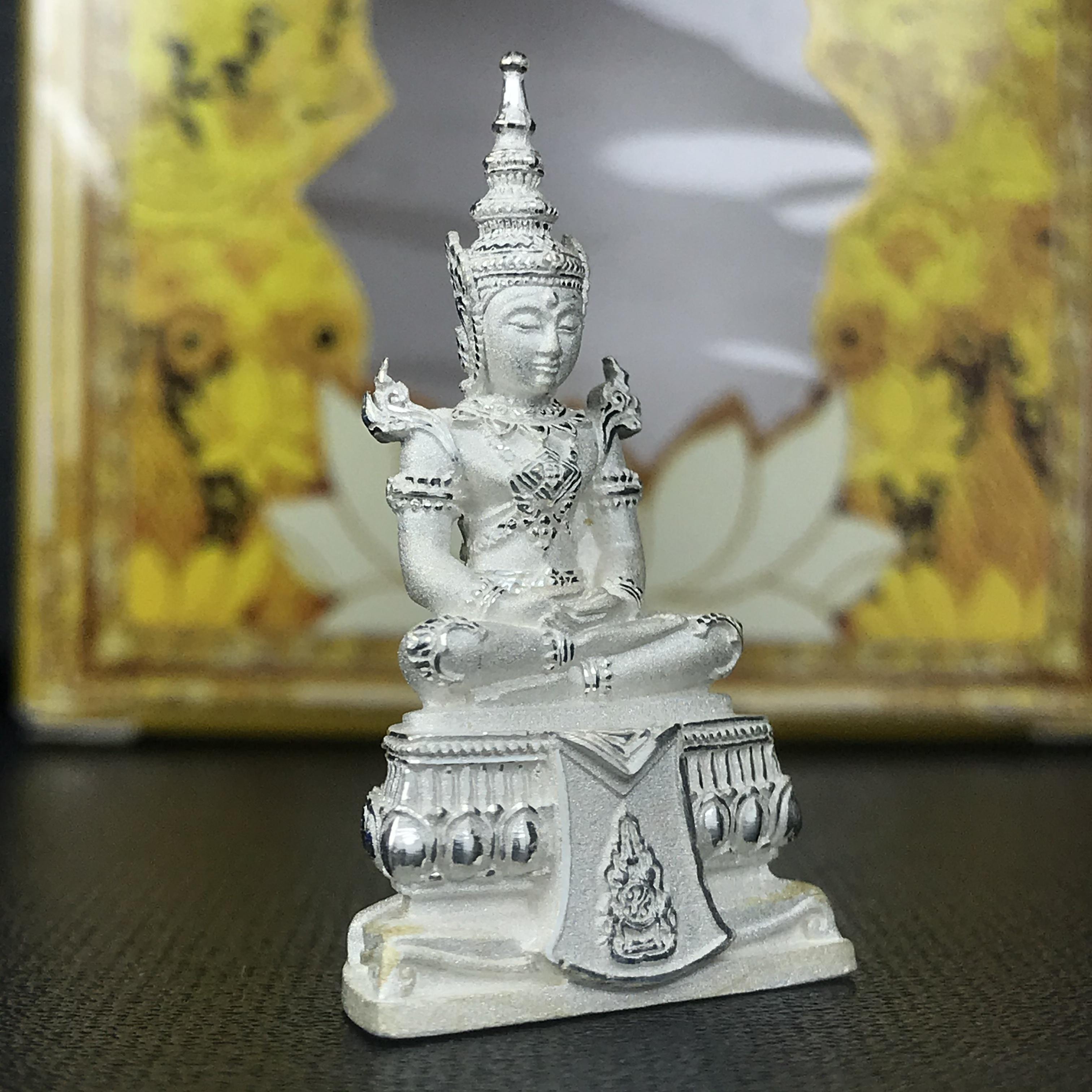 พระแก้วมรกต(จำลอง)ลอยองค์ ขนาดหน้าตัก 1/2 นิ้ว ทรงเครื่องฤดูร้อน เนื้อเงิน ตราสัญลักษณ์ฉลองสิริราชสมบัติ ครบ 60 ปี พ.ศ.2549(สภาพสวย ครบ สมบูรณ์))