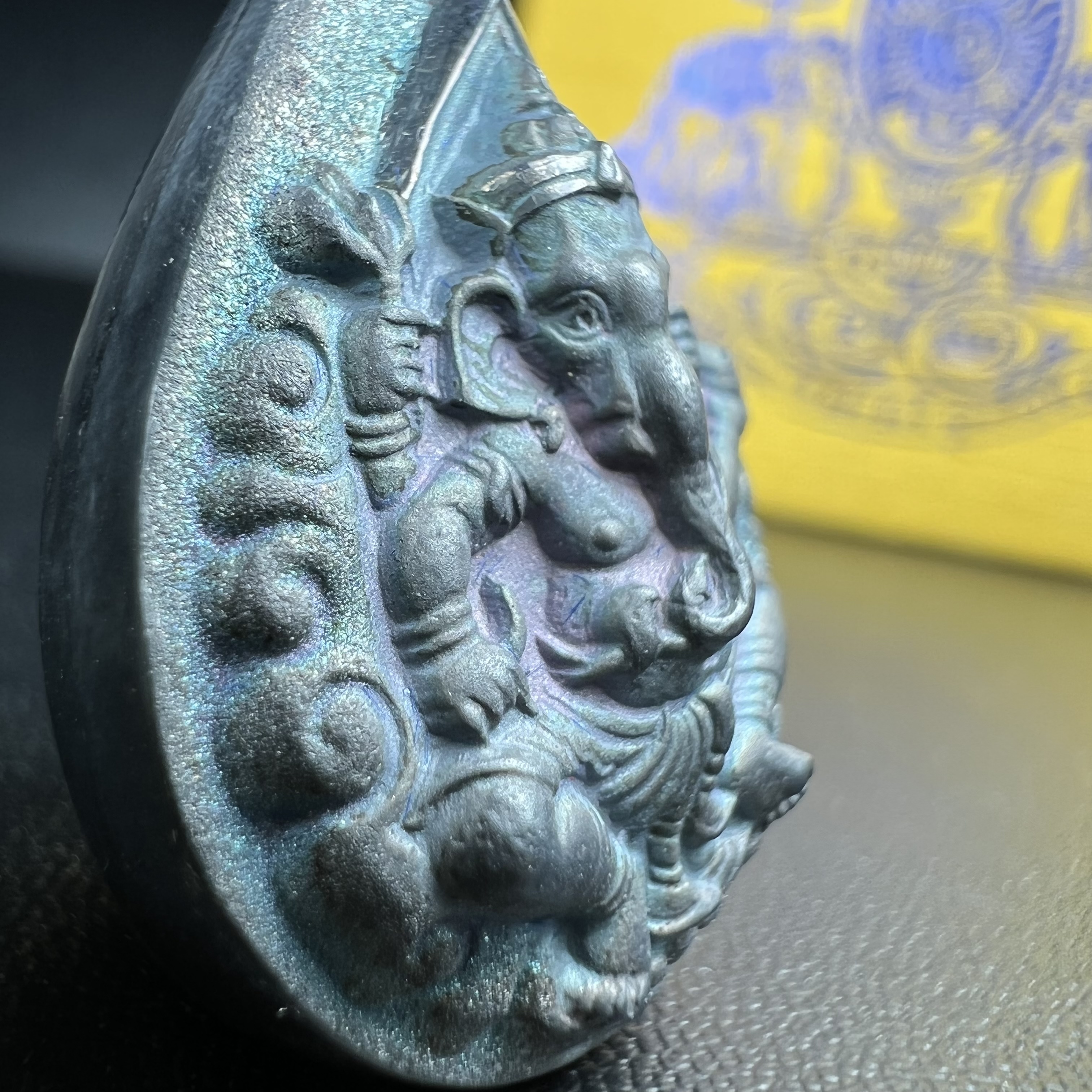 เหรียญพระพิฆเนศวร ญสส. ชุดกาญจนาภิเษกครองราชย์ 50 ปี พุทธศักราช 2538 พิมพ์ใหญ่(2.9 ซม.) เนื้อเงินผิวเดิมกลับดำขึ้นสีรุ้งเข้มขลังงดงามธรรมชาติสร้างสรรค์ สภาพสวยเดิมพร้อมกล่องบรรจุเดิม ตอกโค๊ดหมายเลขกำกับ(1ใน 5539องค์)