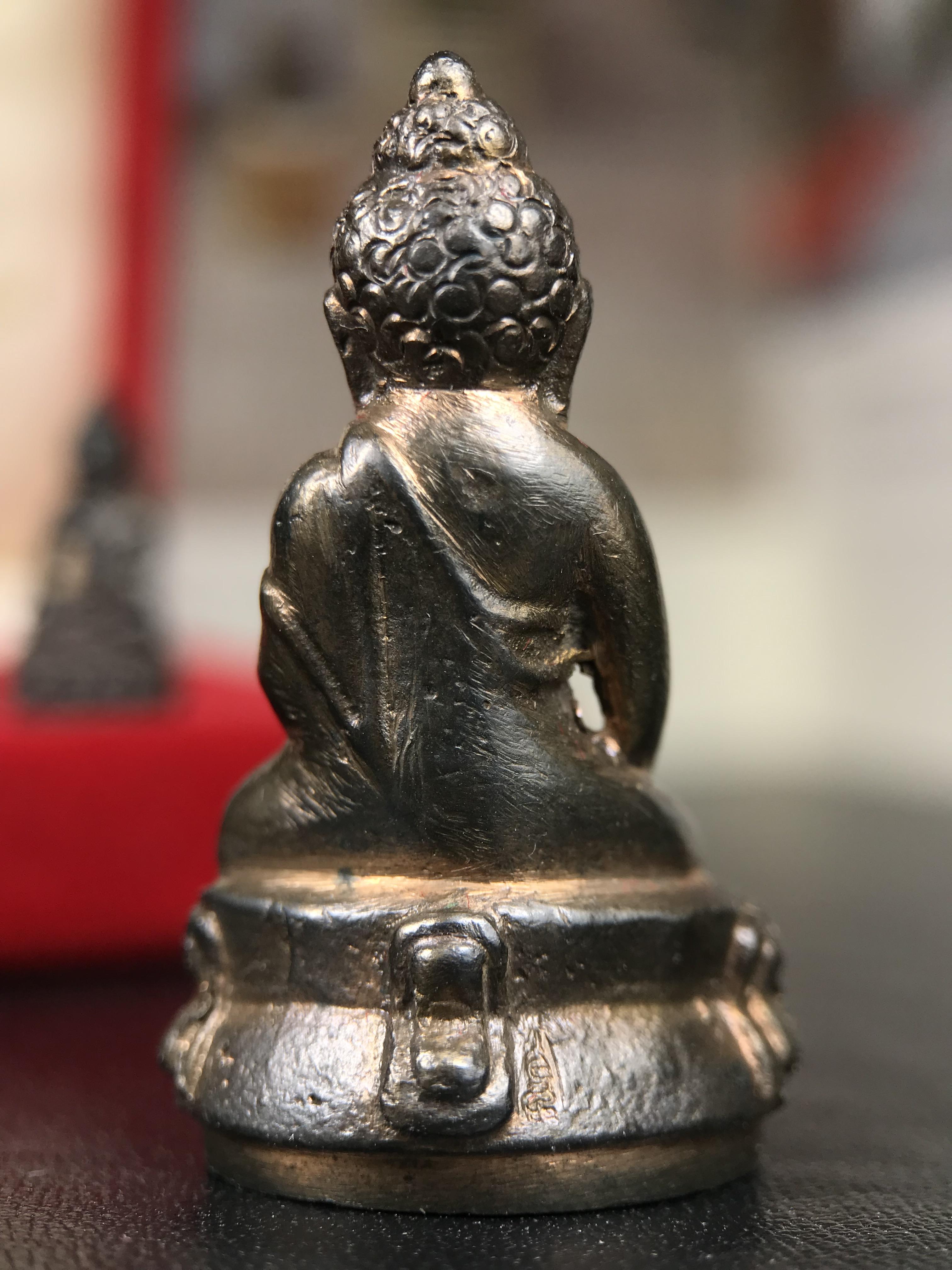 พระกริ่ง-พระชัยวัฒน์ ปวเรศ วัดบวรนิเวศวิหาร ปี 2530 พระบาทสมเด็จพระเจ้าอยู่หัวรัชกาลที่ 9 เจริญพระชนมพรรษา 5 รอบนักษัตริย์(ในหลวง ร.9 เสด็จเททอง)(บรรจุผงจิตรลดาเส้นเกศาในหลวงรัชกาลที่9)พร้อมสูจิบัตรเดิมตอนจัดสร้าง(สภาพสวยครบสมบูรณ์))พิธีใหญ่ รุ่นยอดนิยม