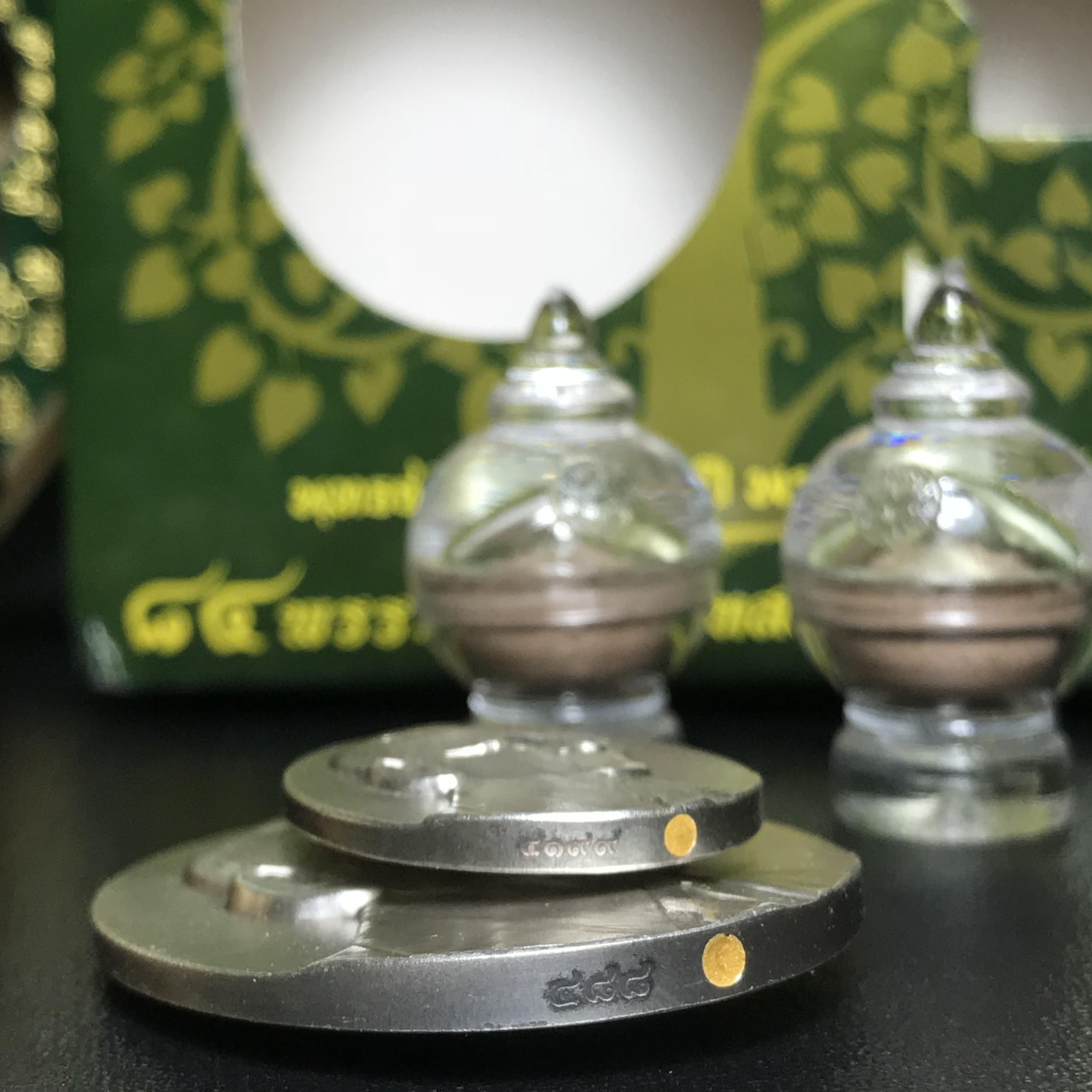 เหรียญพระบรมรูปหล่อพระบาทสมเด็จพระเจ้าอยู่หัว 84 พรรษา เนื้อเงินรมดำขัดวินอล พิมพ์ใหญ่+พิมพ์เล็ก(บรรจุมวลสาร จิตรลดา เส้นเกศาในหลวงรัชกาลที่9 พระราชทาน ลงในใจกลางเหรียญ)