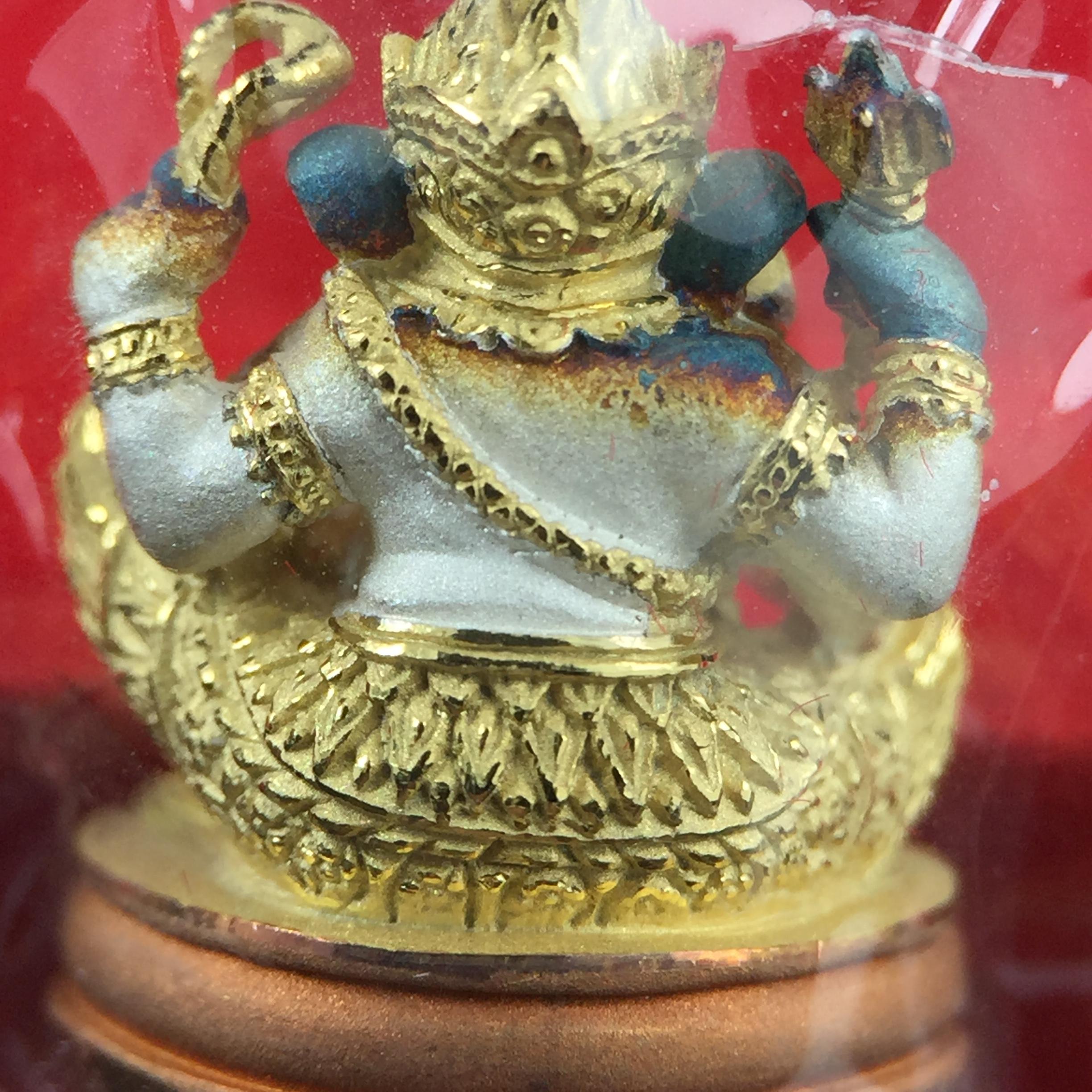 พระพิฆเณศวร วัดบวรนิเวศวิหาร ปี 2542 เนื้อเงินสามกษัตริย์พ่นทรายขัดเงาบางส่วน(ฝังพลอย1เม็ด)(ขนาด 2* 1.4 ซม.) สภาพสวยซีนซองเดิมพร้อมกล่องบรรจุเดิม ตอกโค๊ดหมายเลขกำกับ(ผิวเดิมขึ้นสีรุ้งธรรมชาติ สวย)(คัดสภาพสวยเดิม พิธีใหญ่ พุทธศิลป์งดงาม)