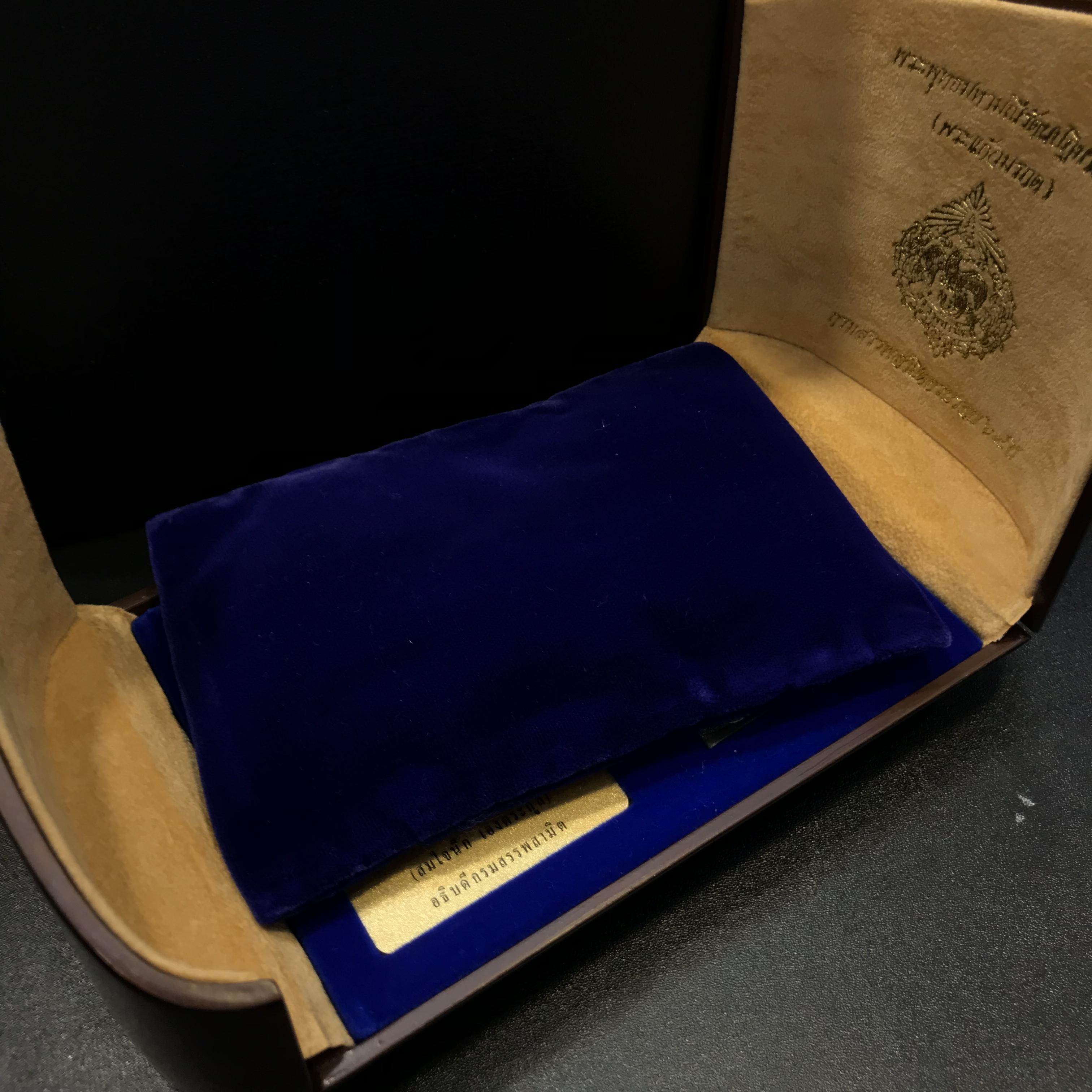 พระแก้วมรกต กรมสรรพสามิตจัดสร้างขึ้นเนื่องในโอกาสครบรอบ 64 ปีของกรมสรรพสามิต และเนื่องในวโรกาสที่พระบาทสมเด็จพระเจ้าอยู่หัวทรงครองราชย์ครบ 50 ปีในปีกาญจนาภิเษก เมื่อ พ.ศ.2539 ชุดทองคำ(1ใน2000ชุด)